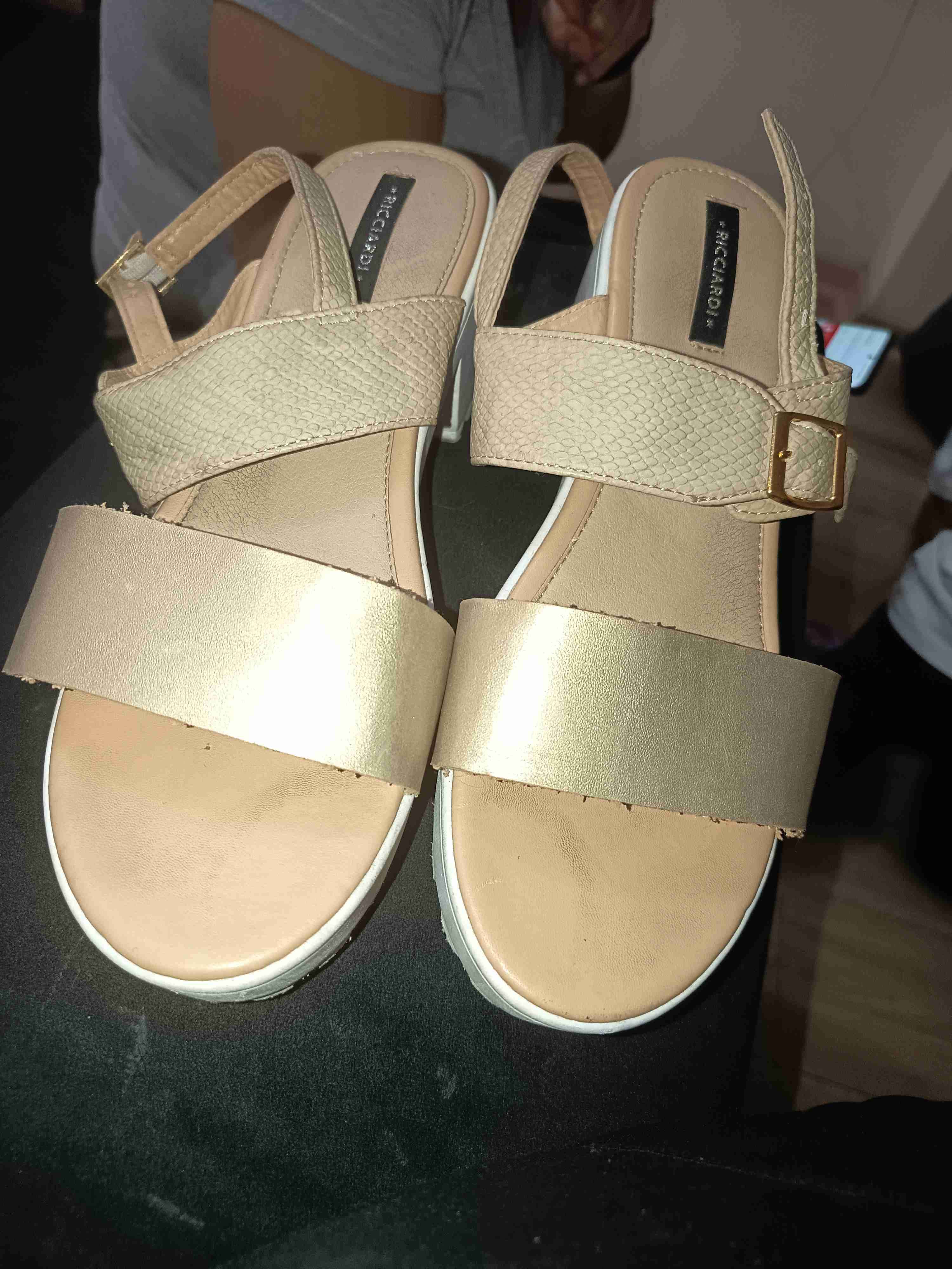 Sandalias beige con dorado