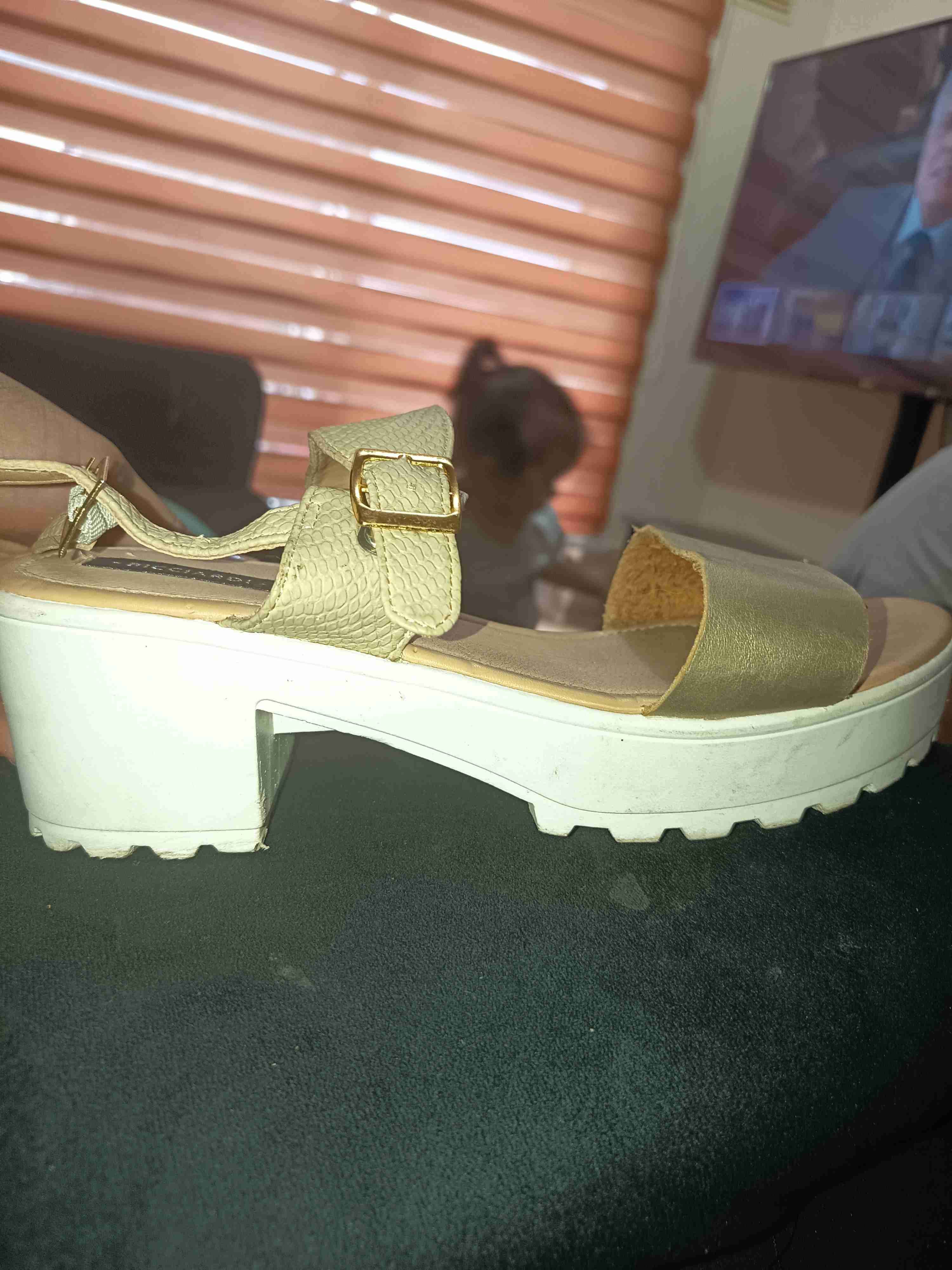 Sandalias beige con dorado - miniatura 2