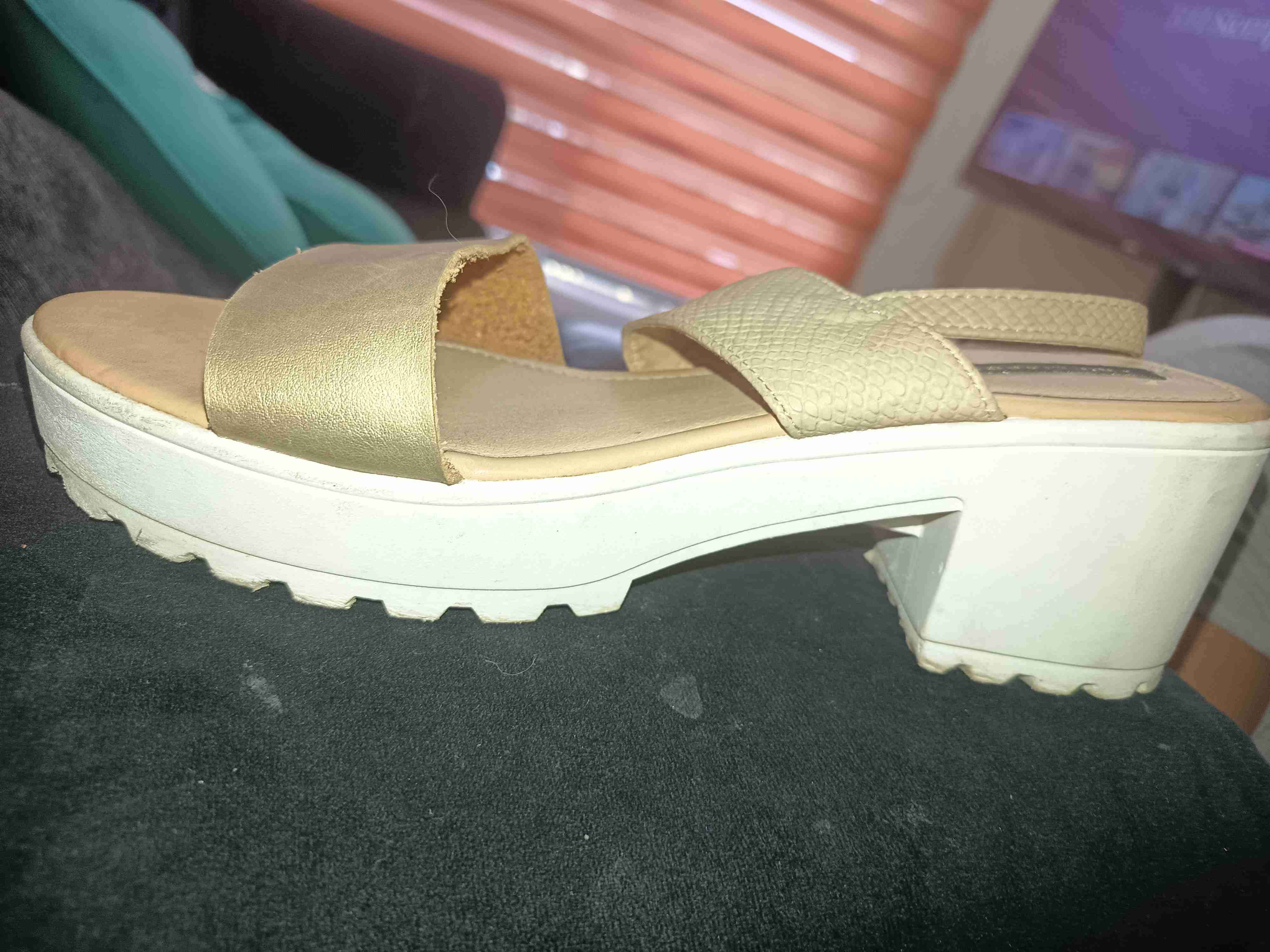Sandalias beige con dorado - miniatura 3