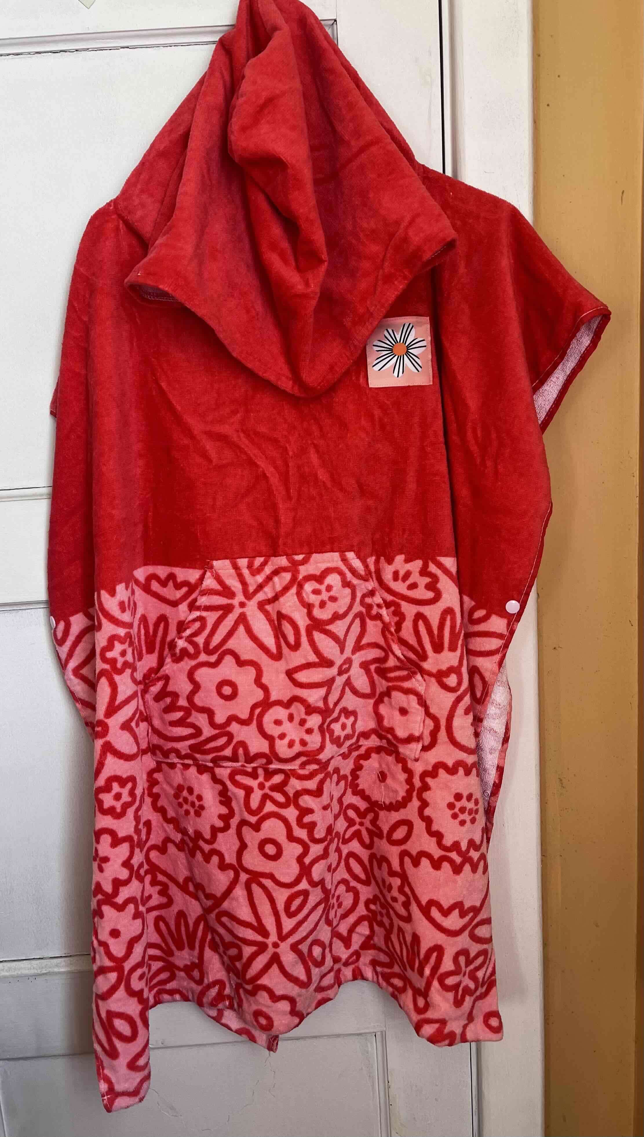 Poncho de toalla rojo floral