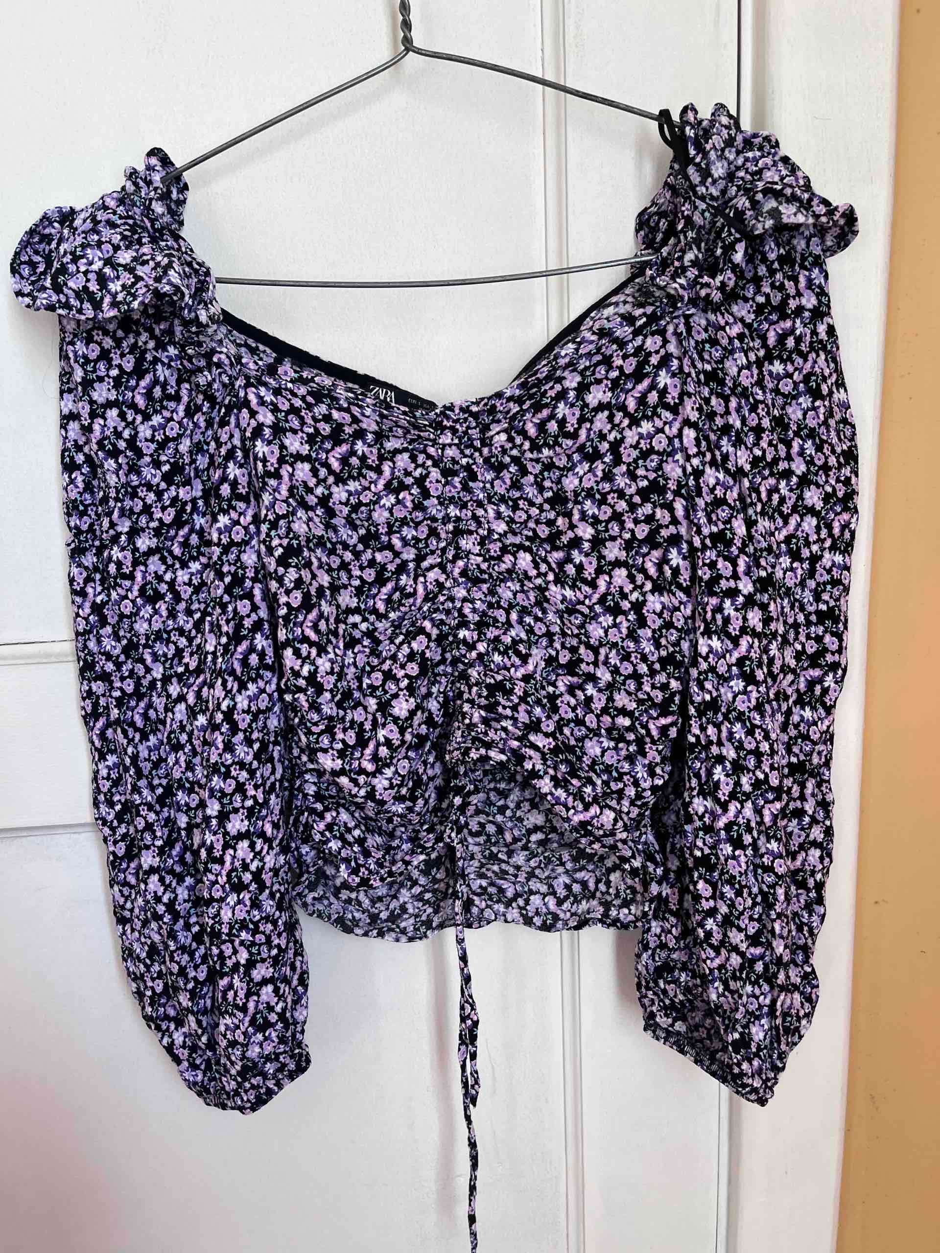 Polera morada con flores