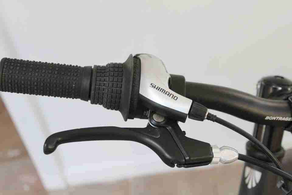 Bicicleta Trek Aro 24 negra con suspensión - miniatura 4