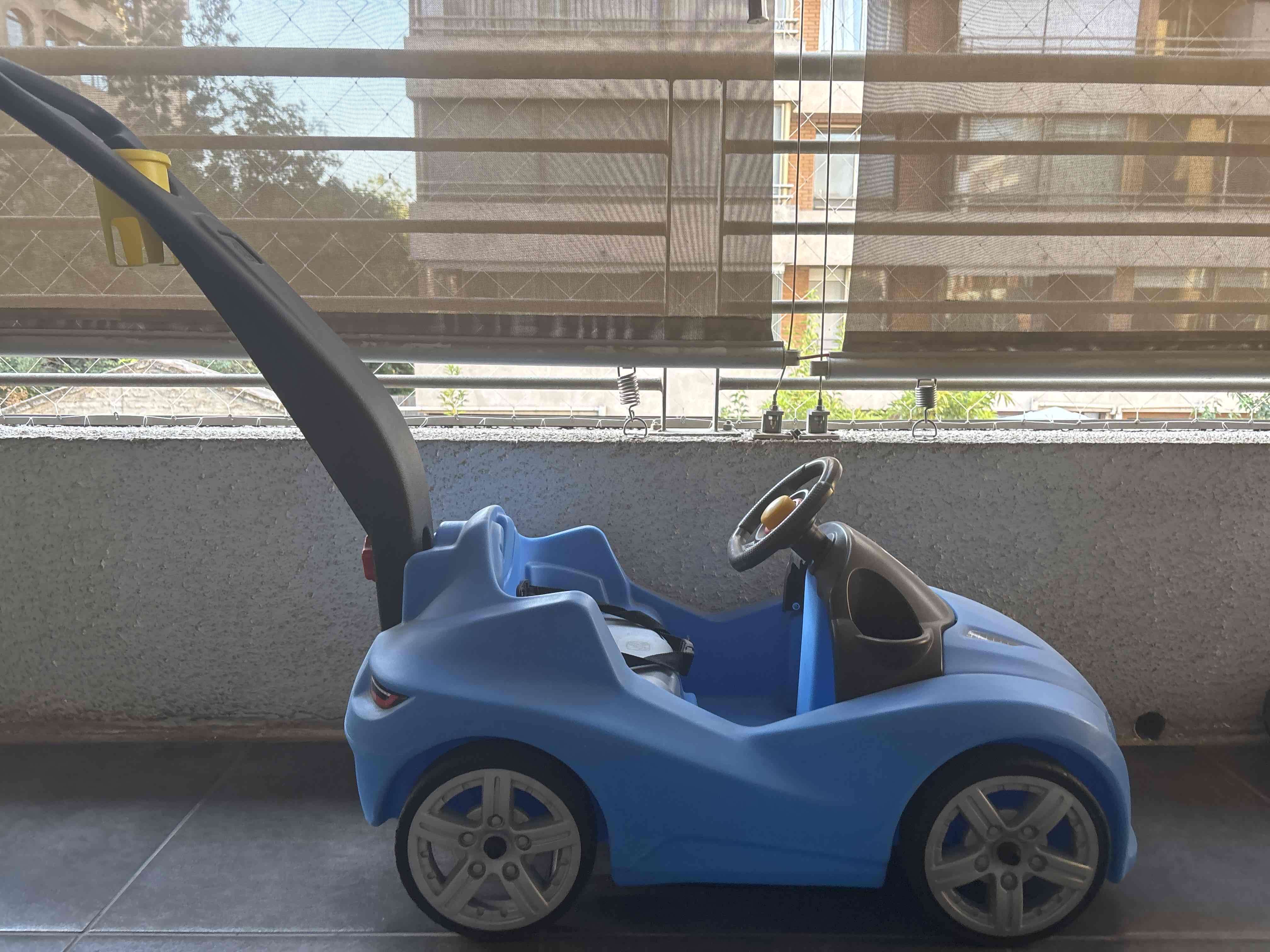 Auto de juguete azul con mango