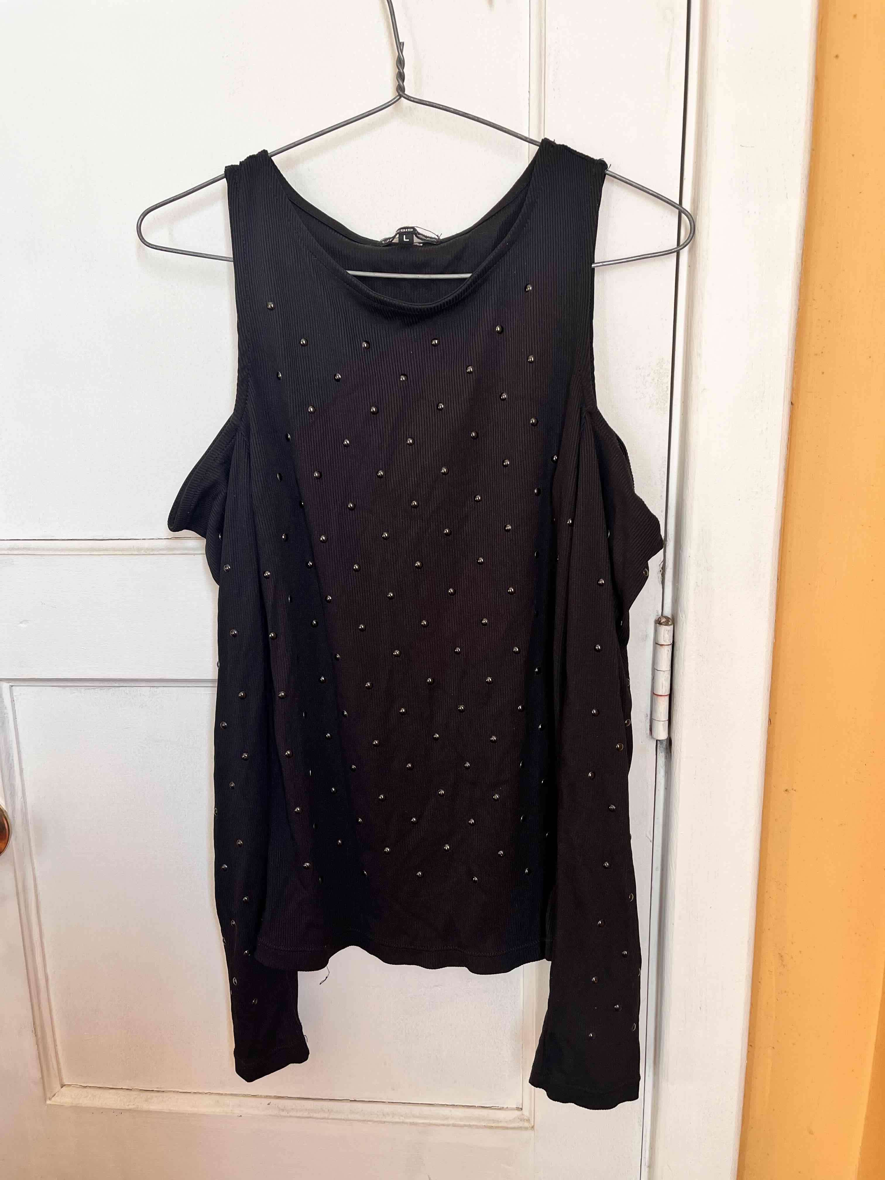 Polera sin hombro negra