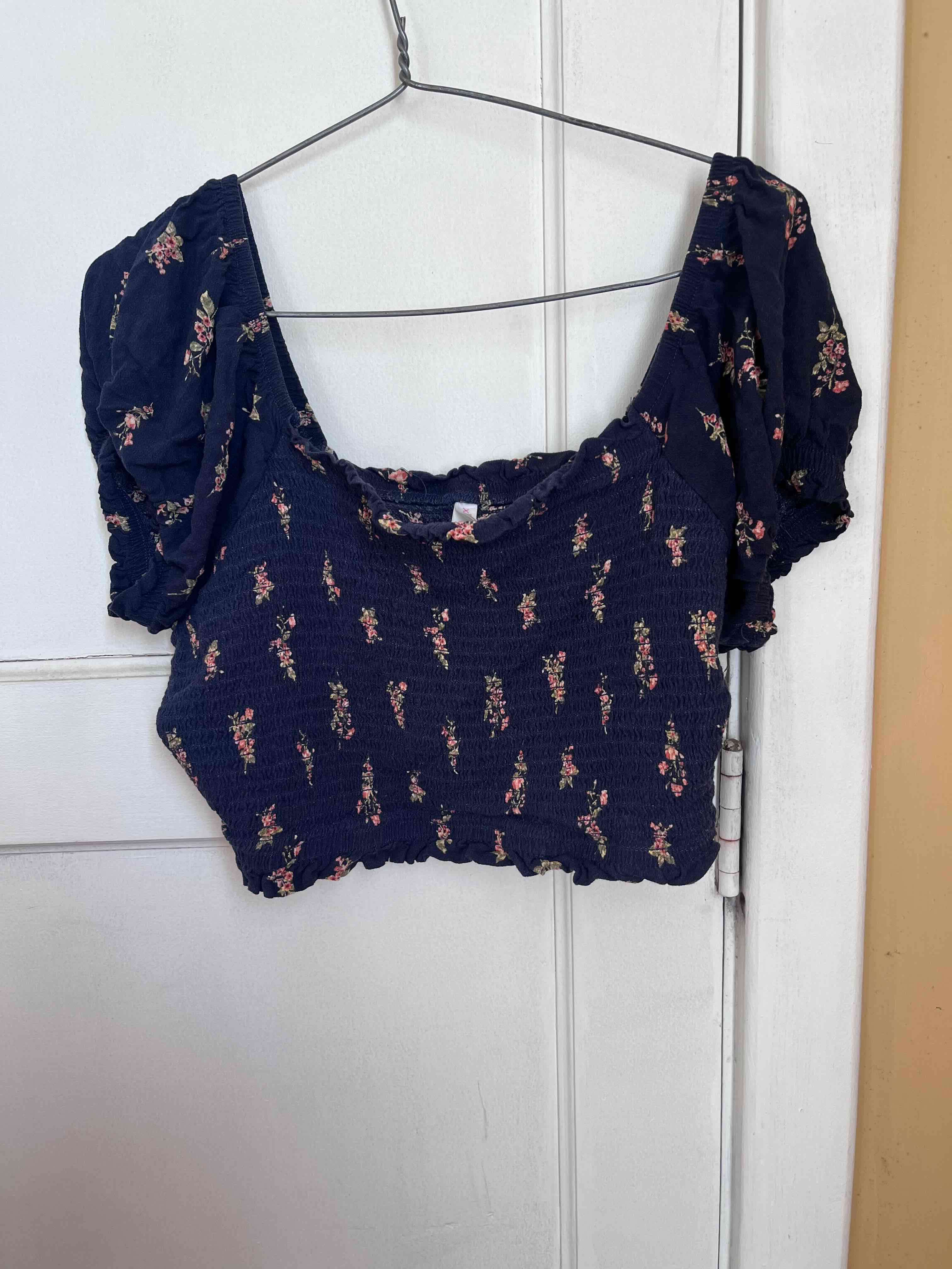 Crop top azul con flores
