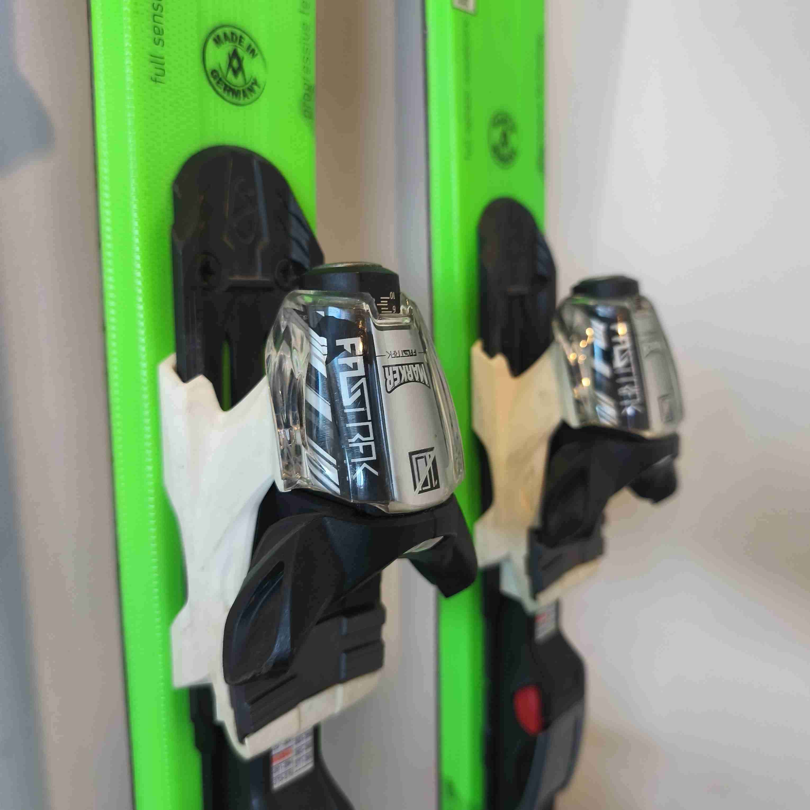 Esquís  con fijaciones y bastones