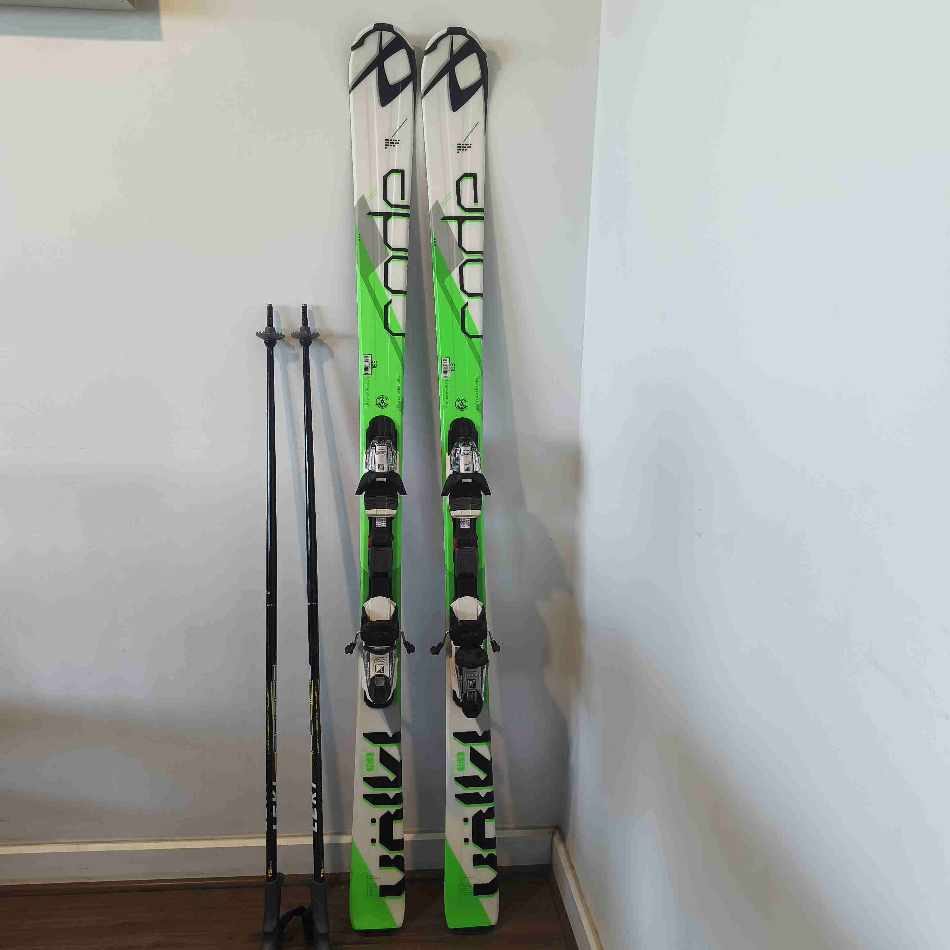 Esquís con fijaciones y bastones - 2