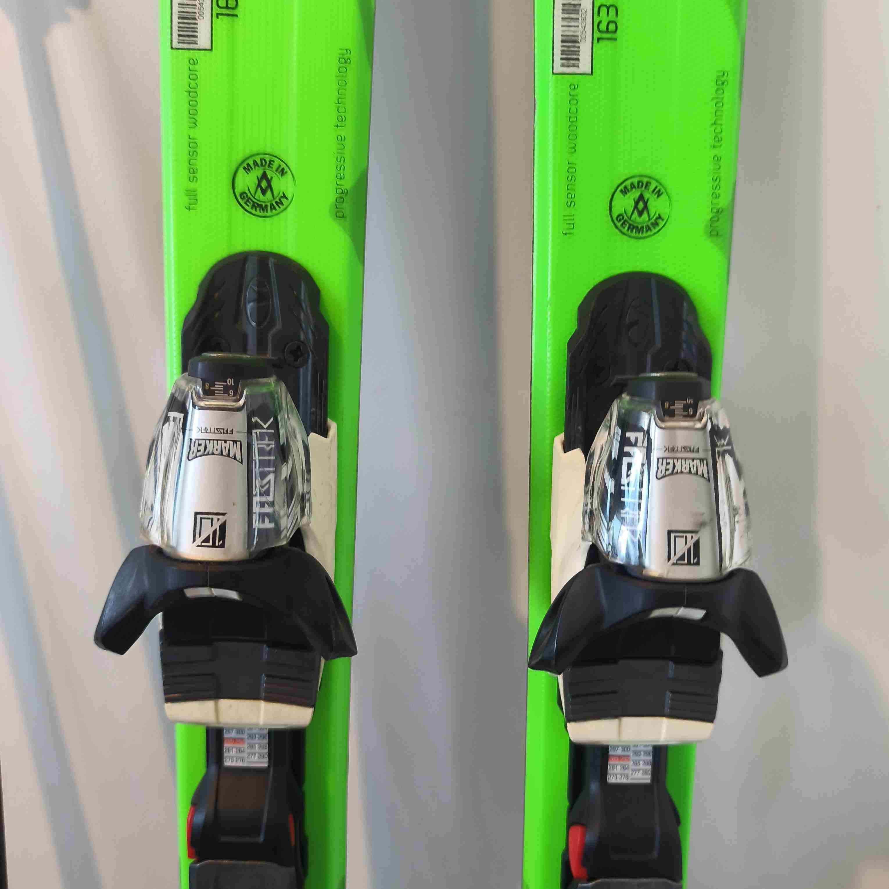 Esquís con fijaciones y bastones - 3