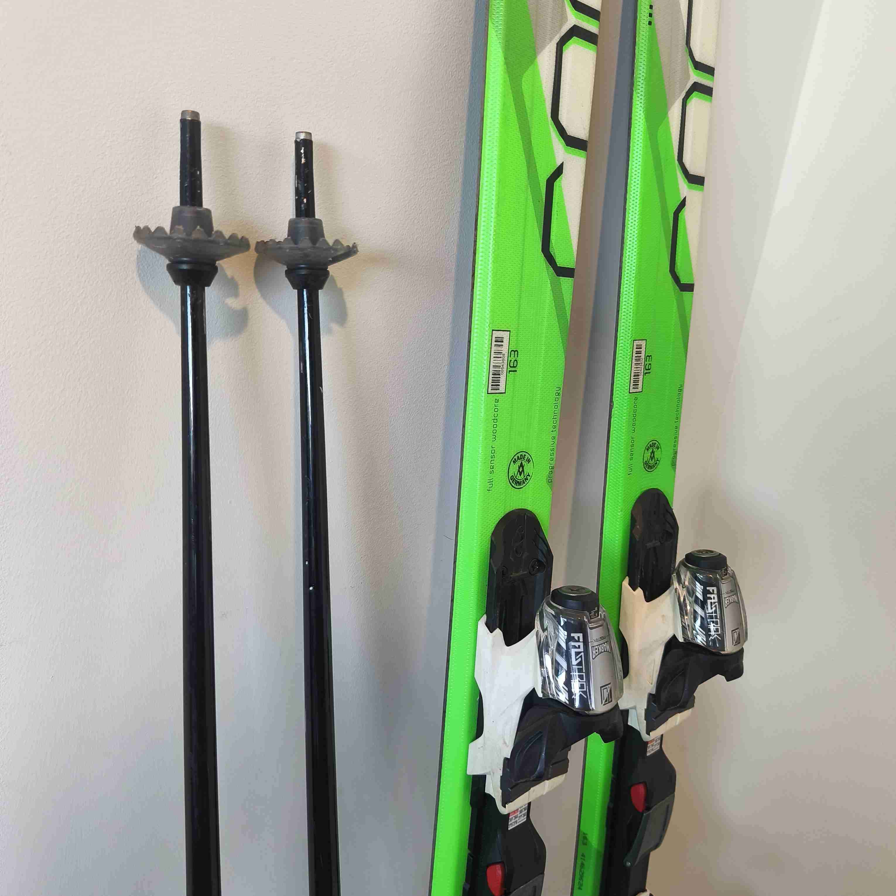 Esquís con fijaciones y bastones - 4