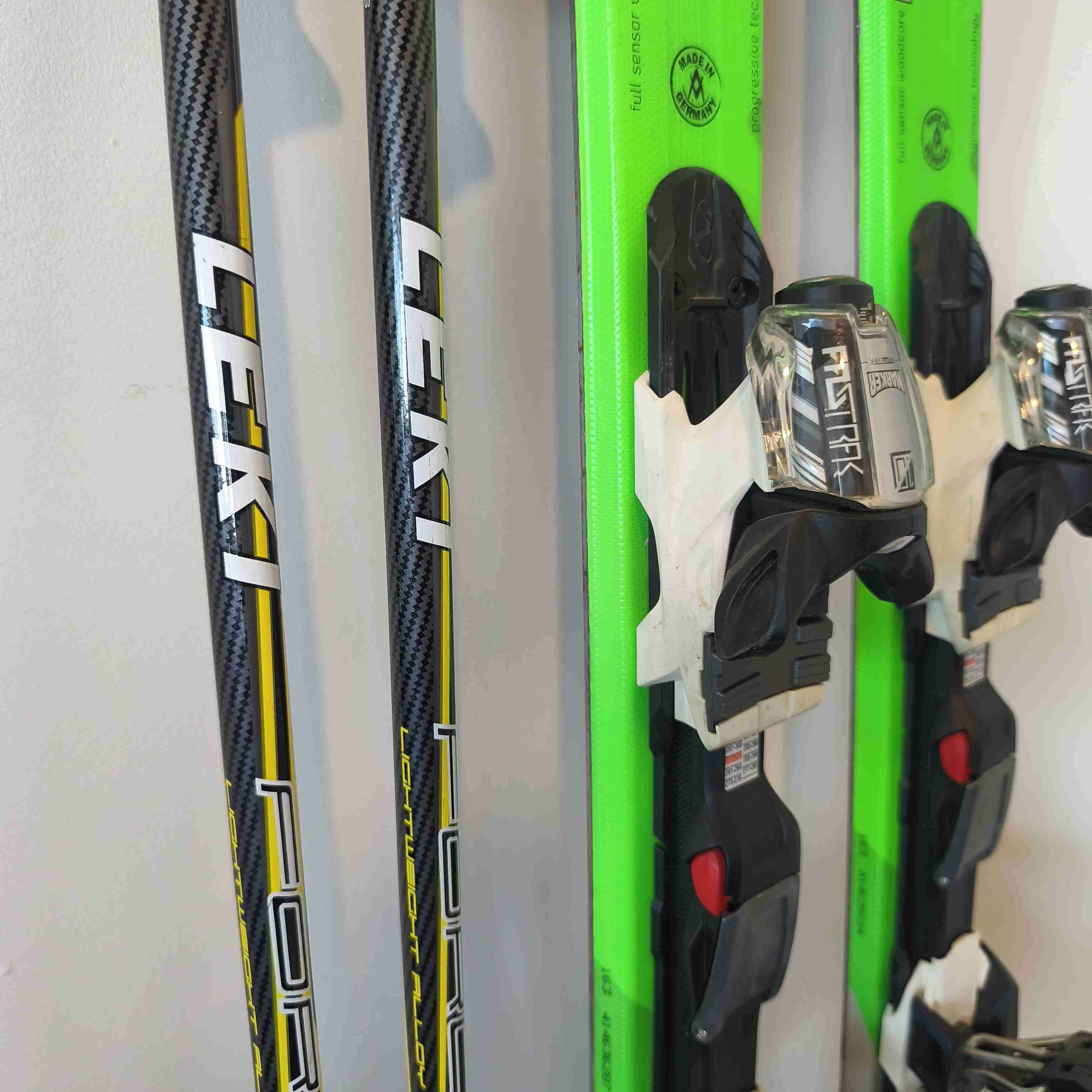 Esquís con fijaciones y bastones - 5