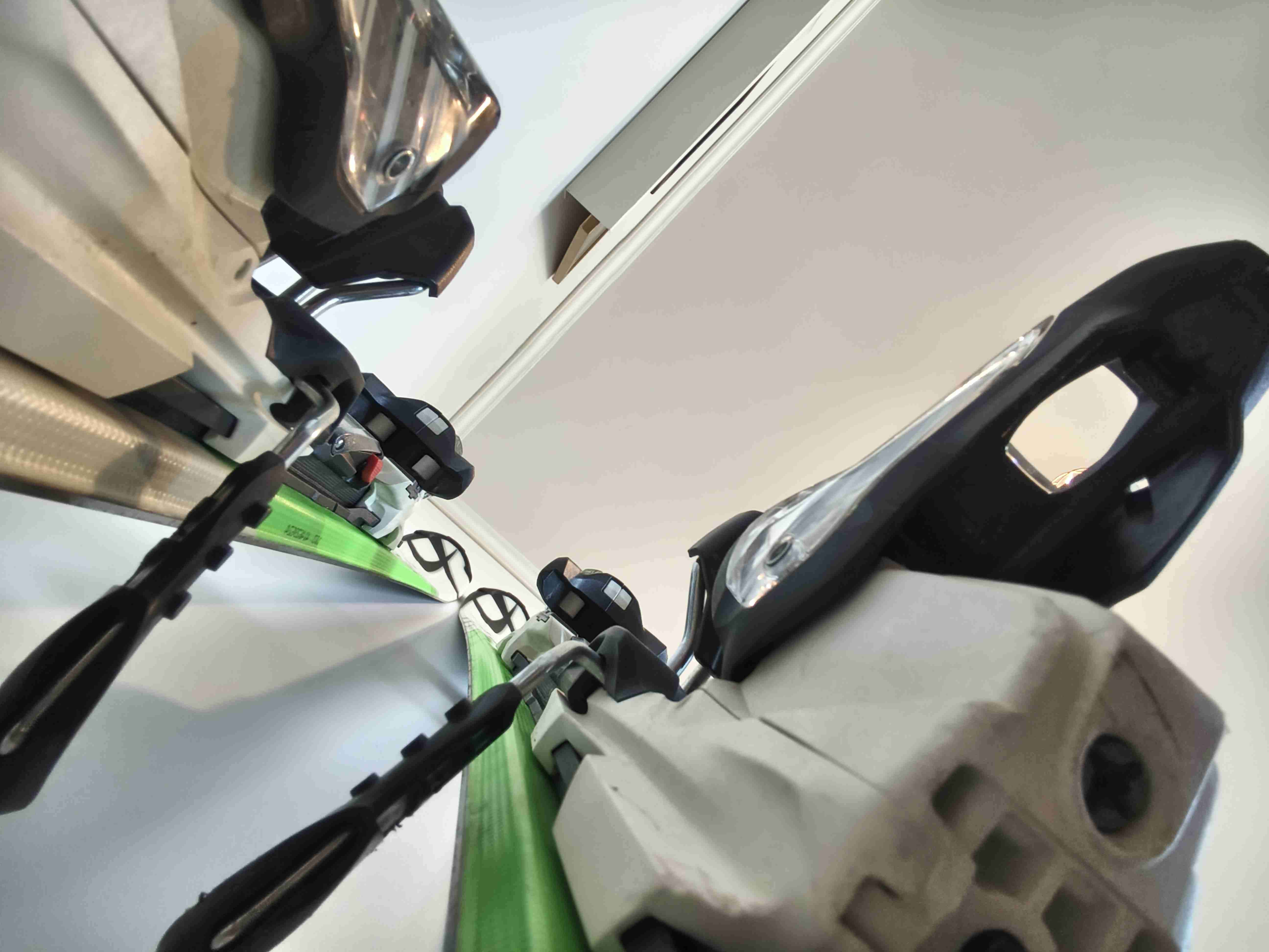 Esquís con fijaciones y bastones - 6