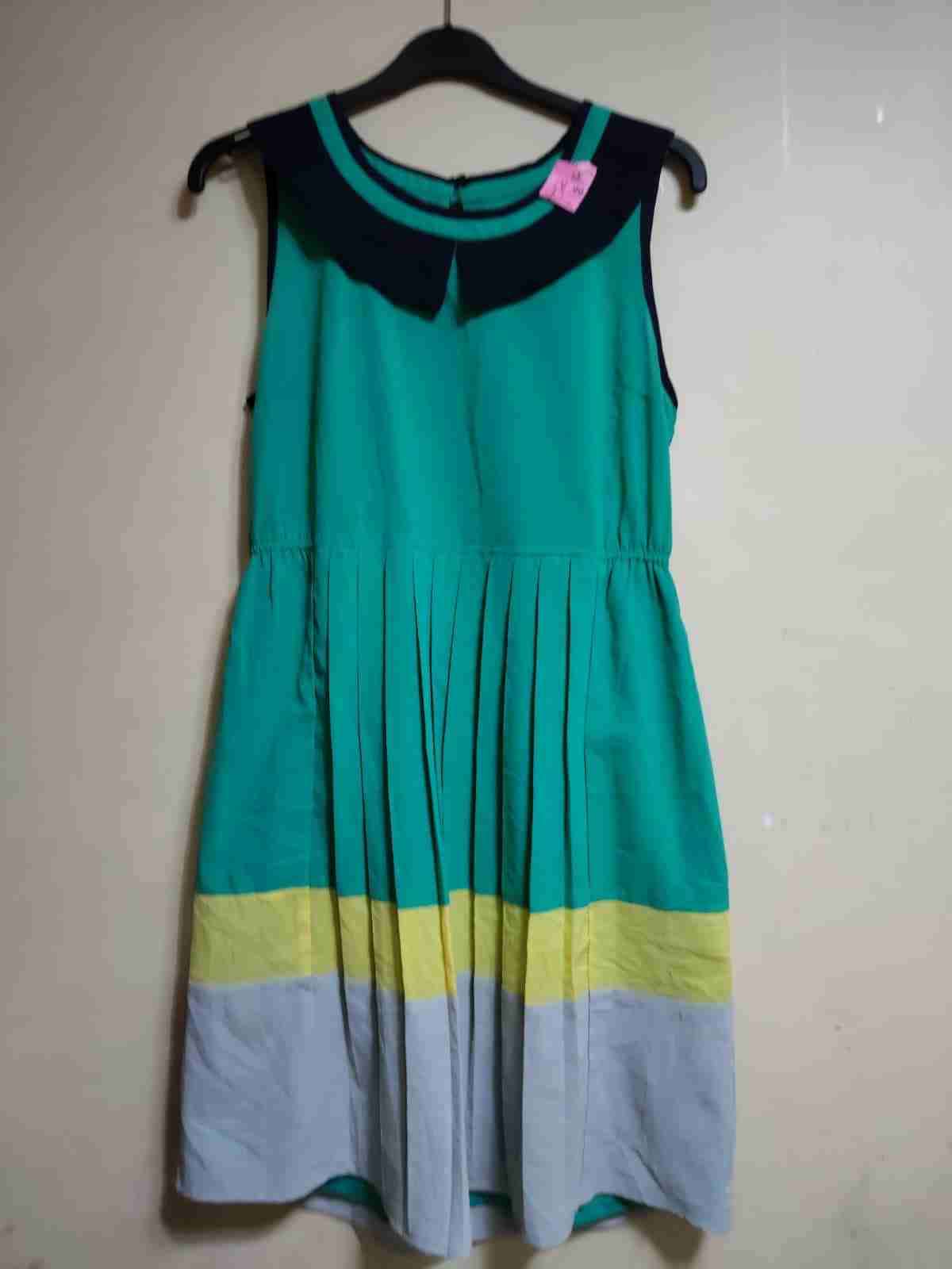 Vestido verde con cuello contrastante