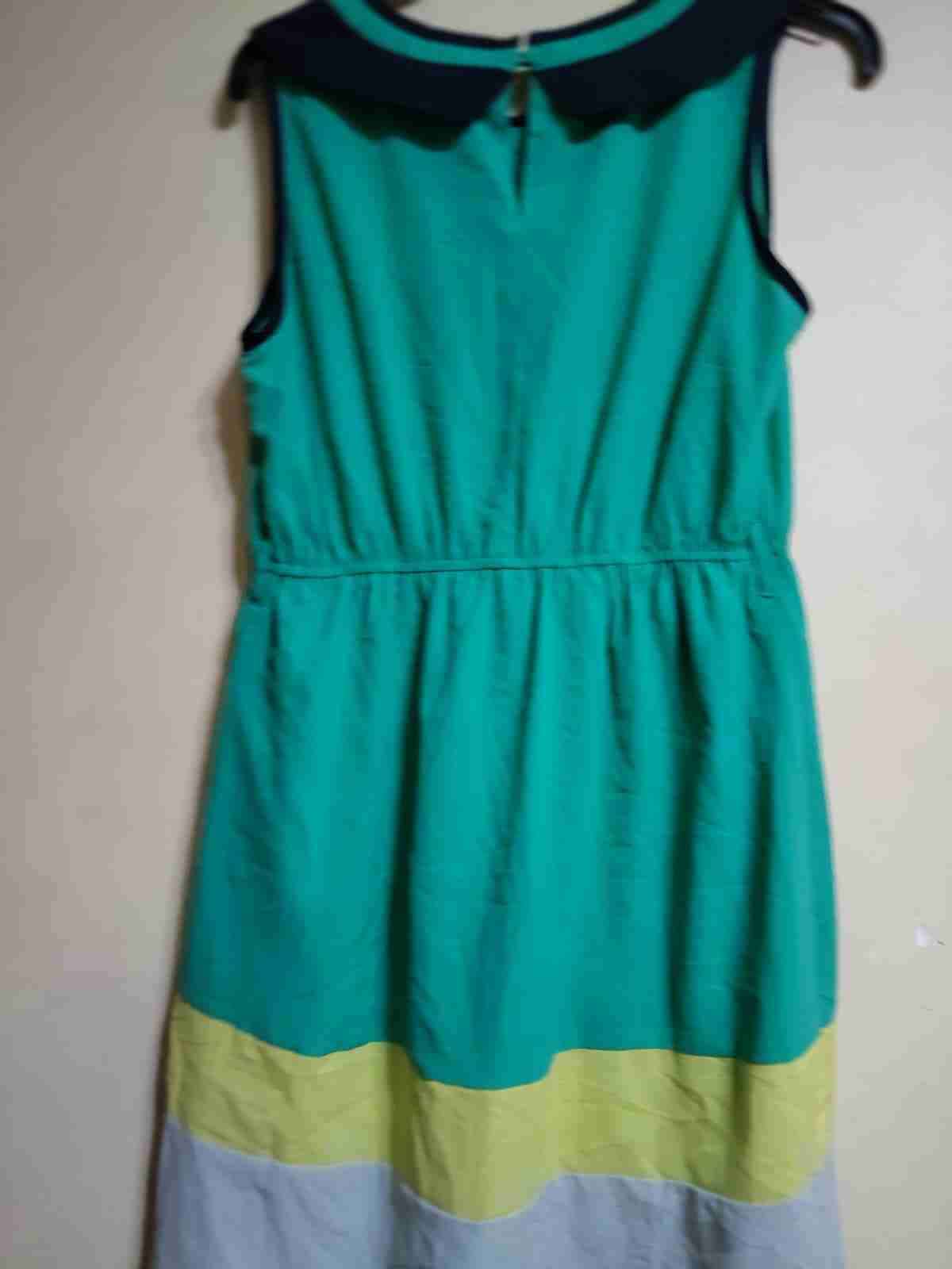 Vestido verde con cuello contrastante - miniatura 2