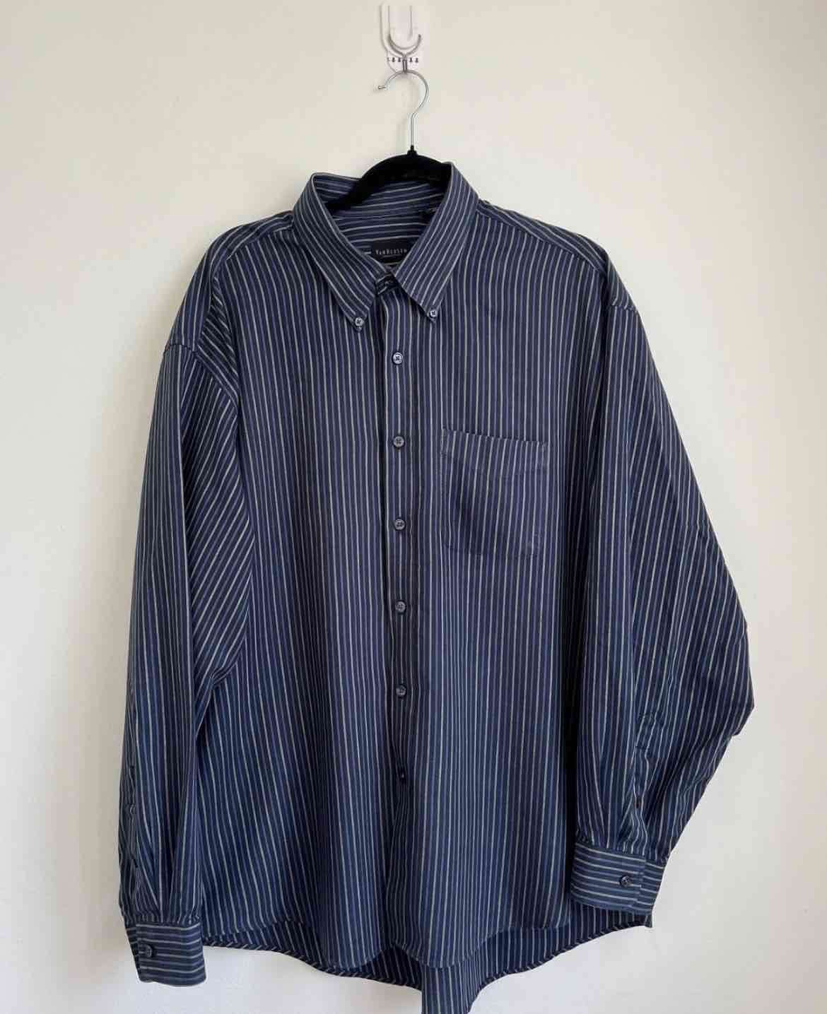 Camisa de rayas azul oscuro