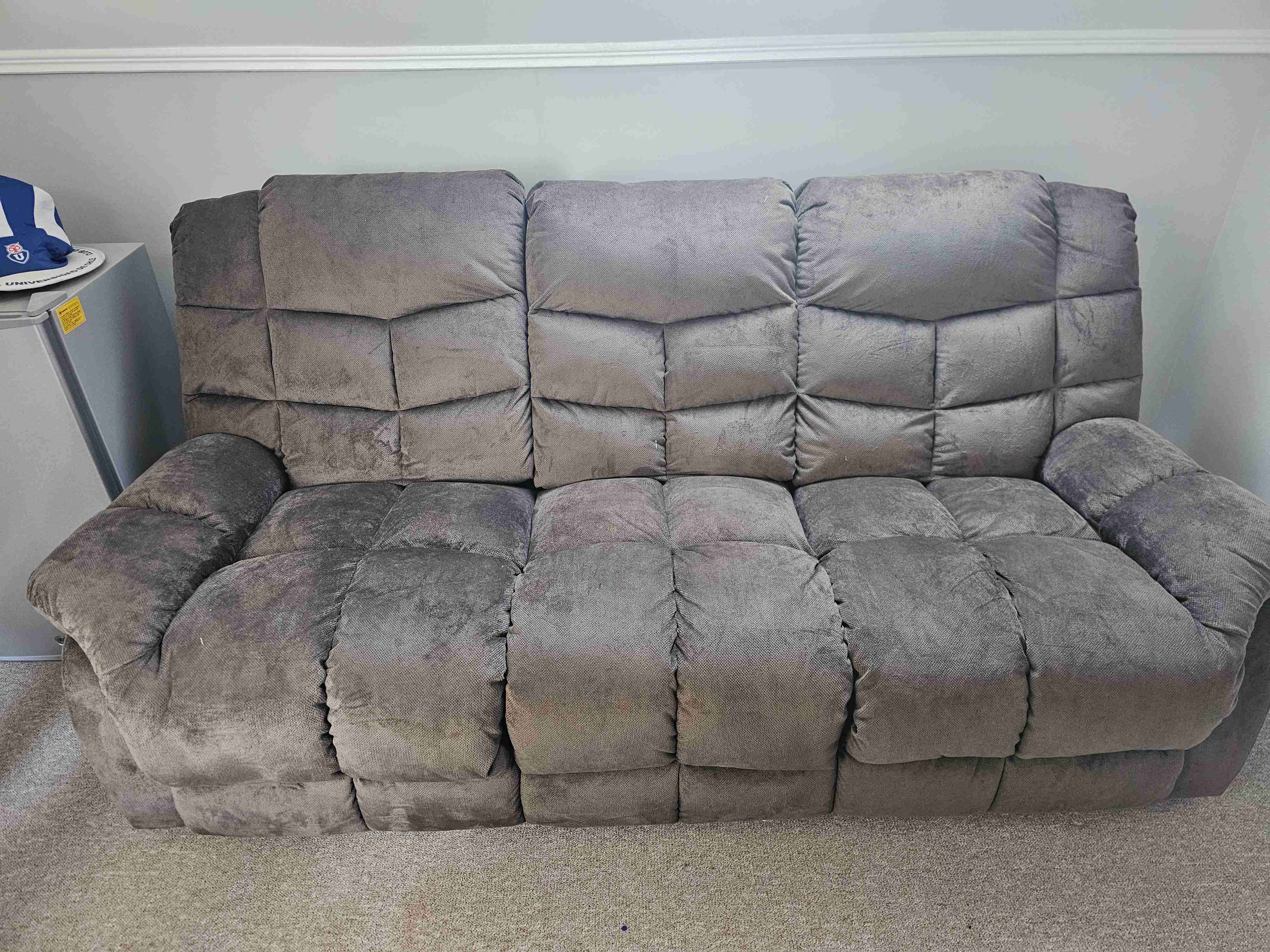 Sofá gris de tres plazas