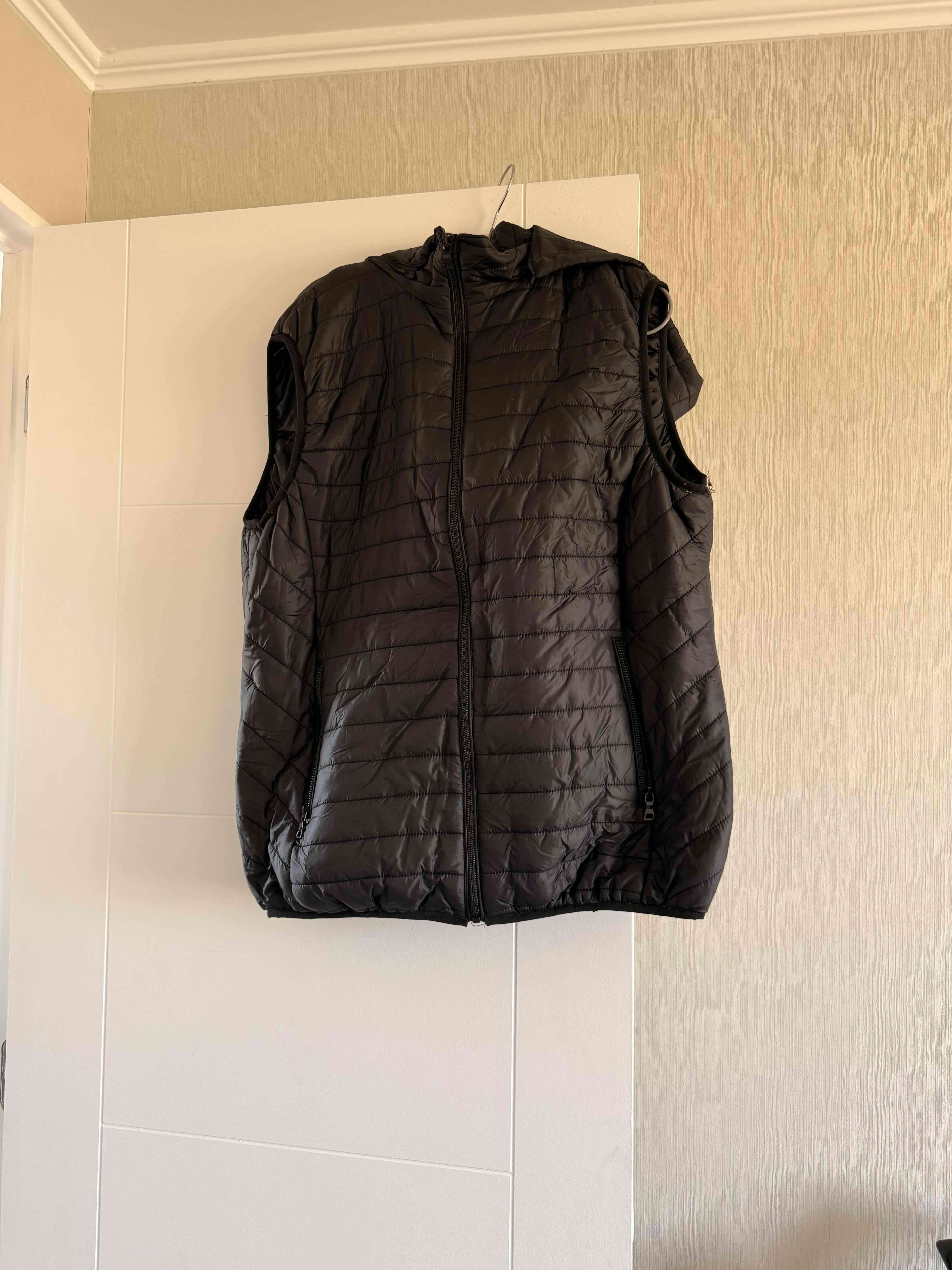 Parka negra sin mangas