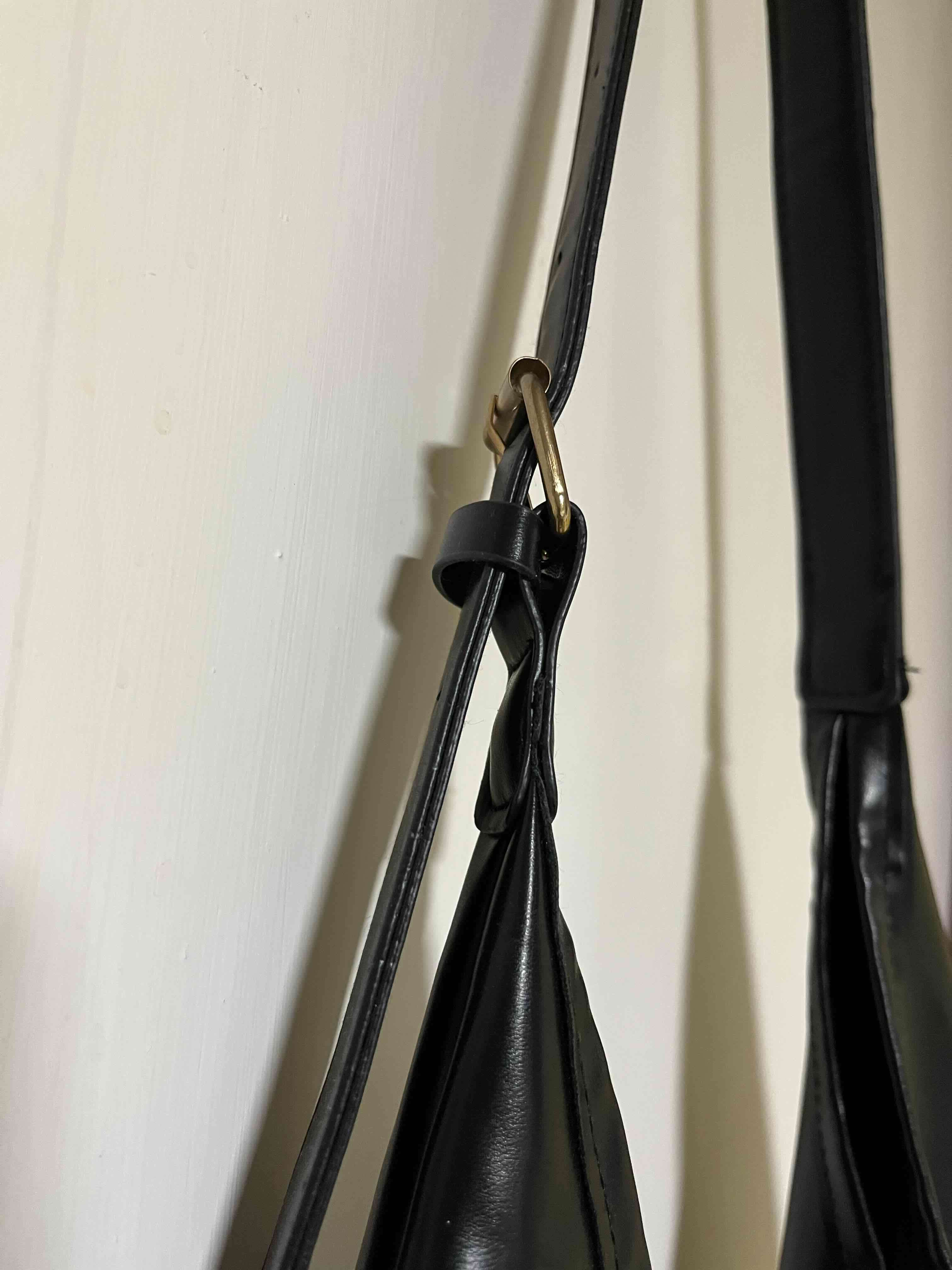 Bolso negro de cuero sintético - miniatura 2