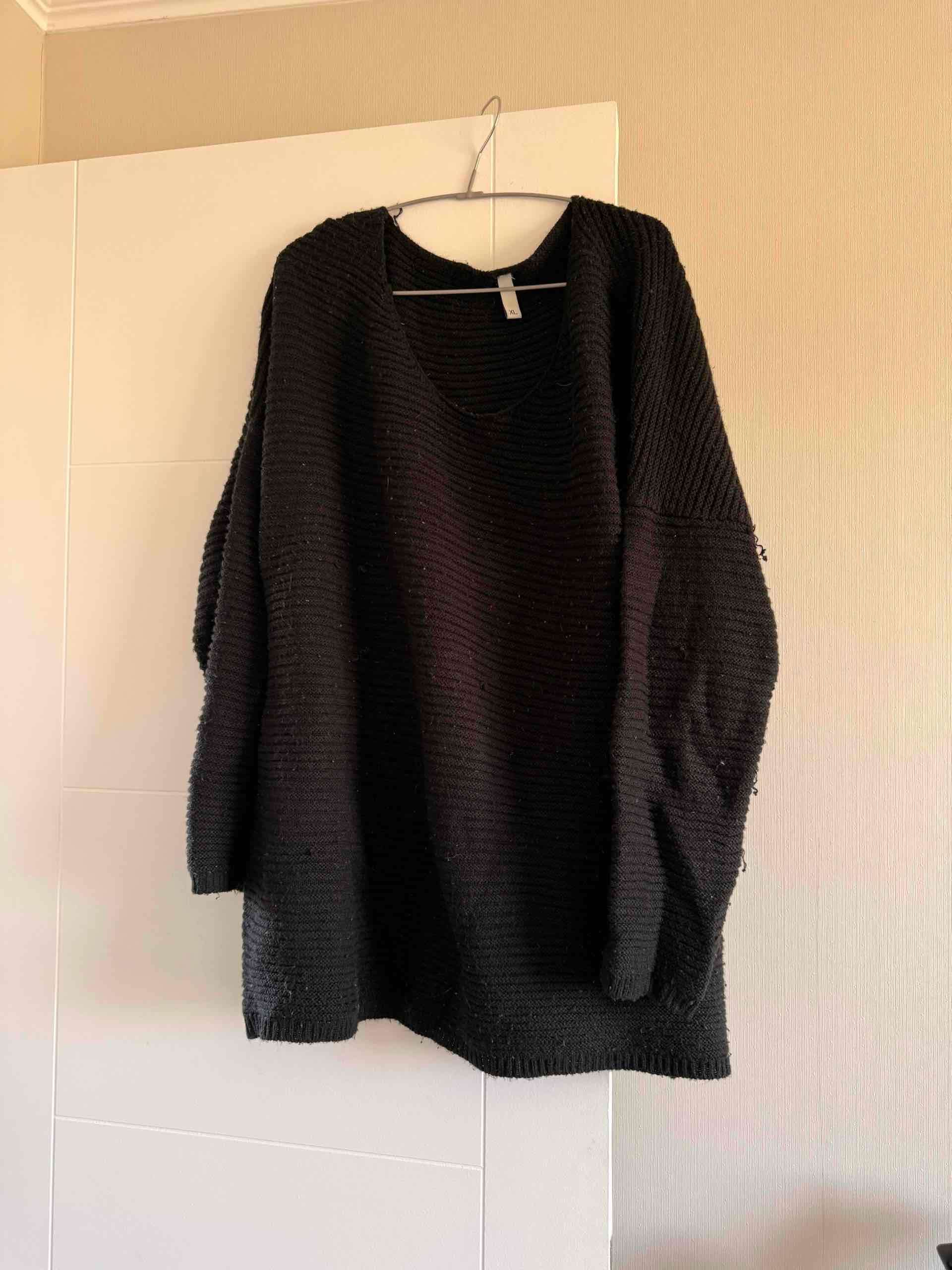 Suéter negro oversize de punto grueso