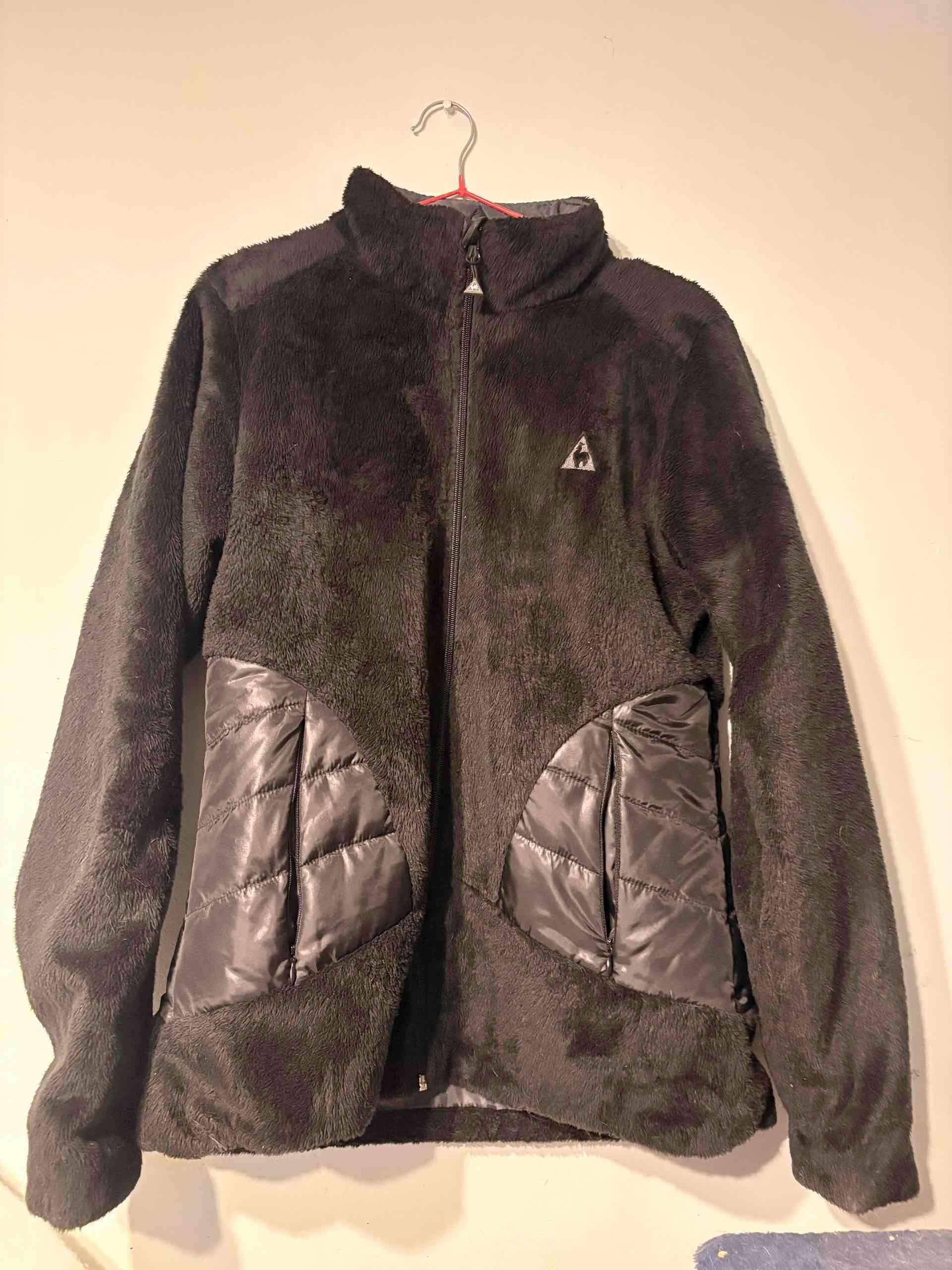 Chaqueta polar negra con cierre