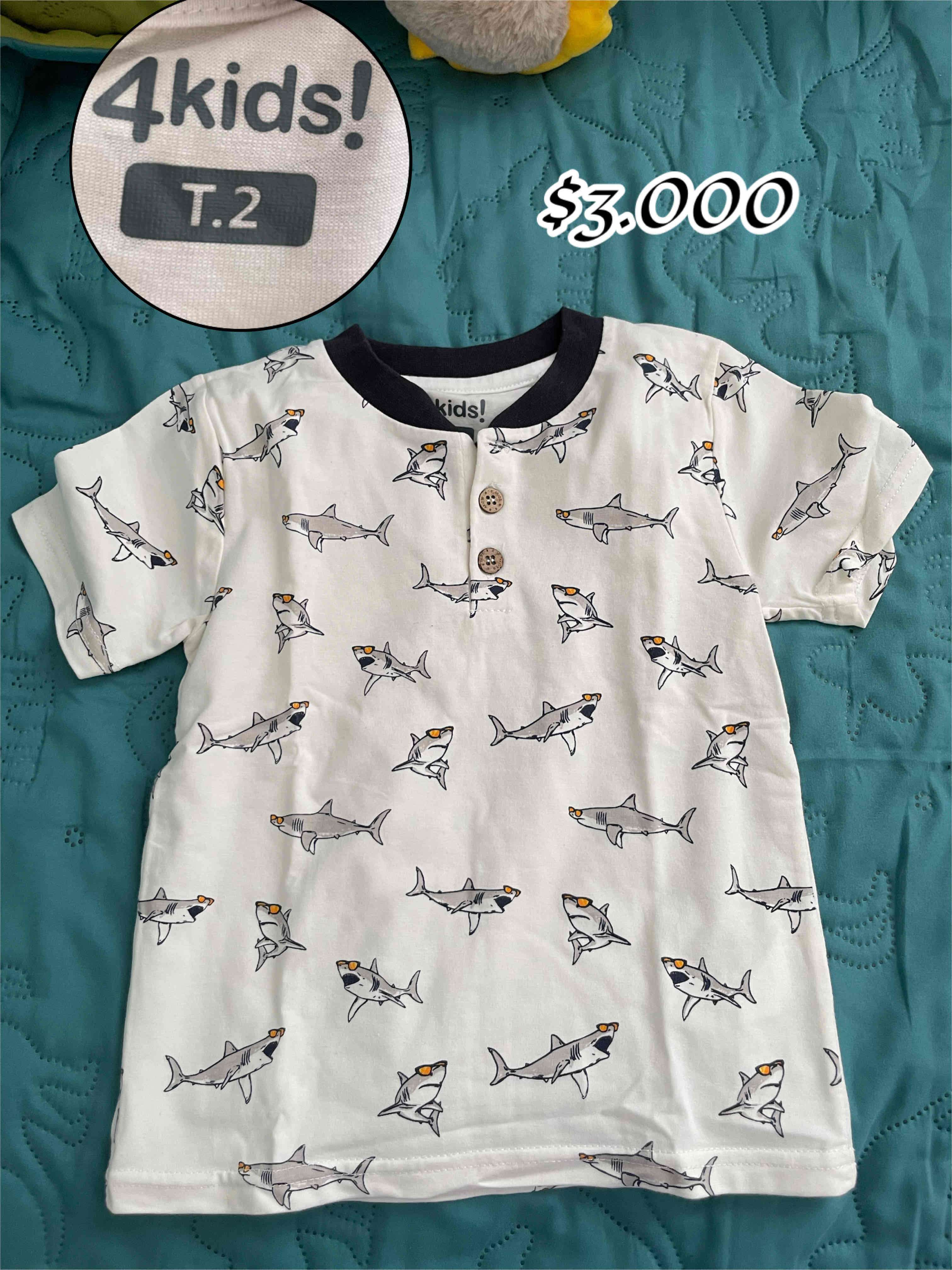 Polera de niños con tiburones T.2