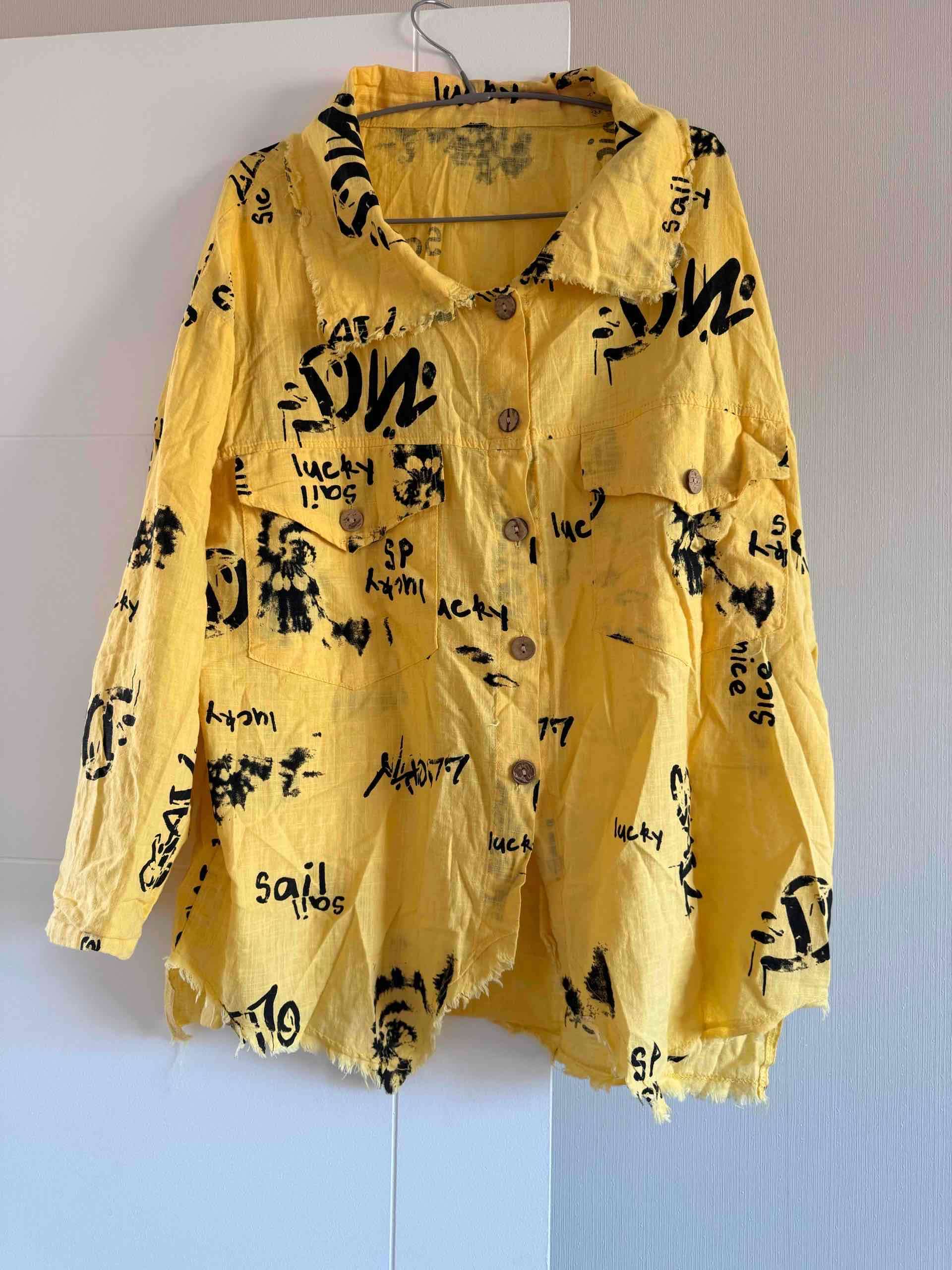 Camisa amarilla con estampado negro