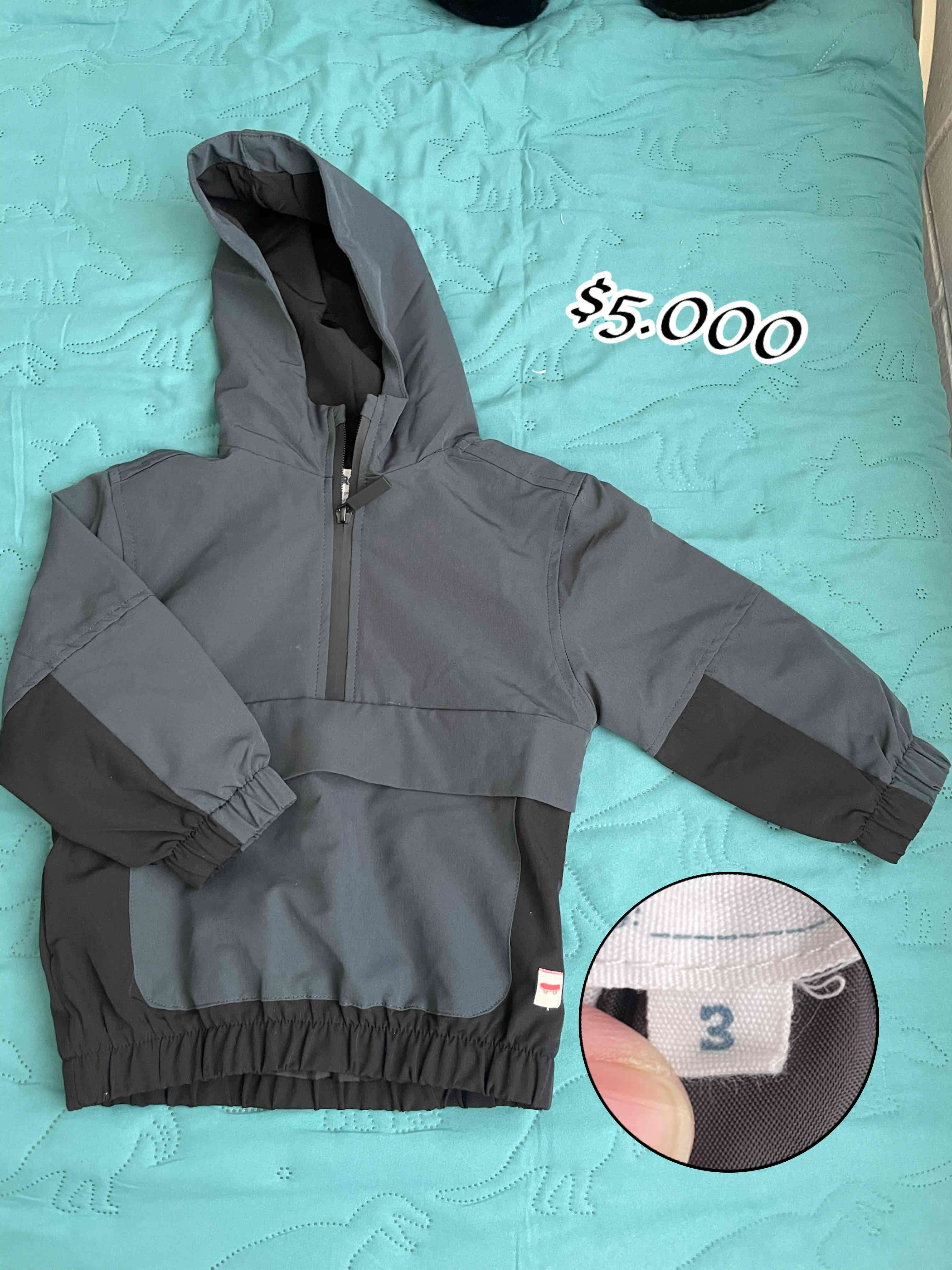 Cortavientos gris con capucha niño