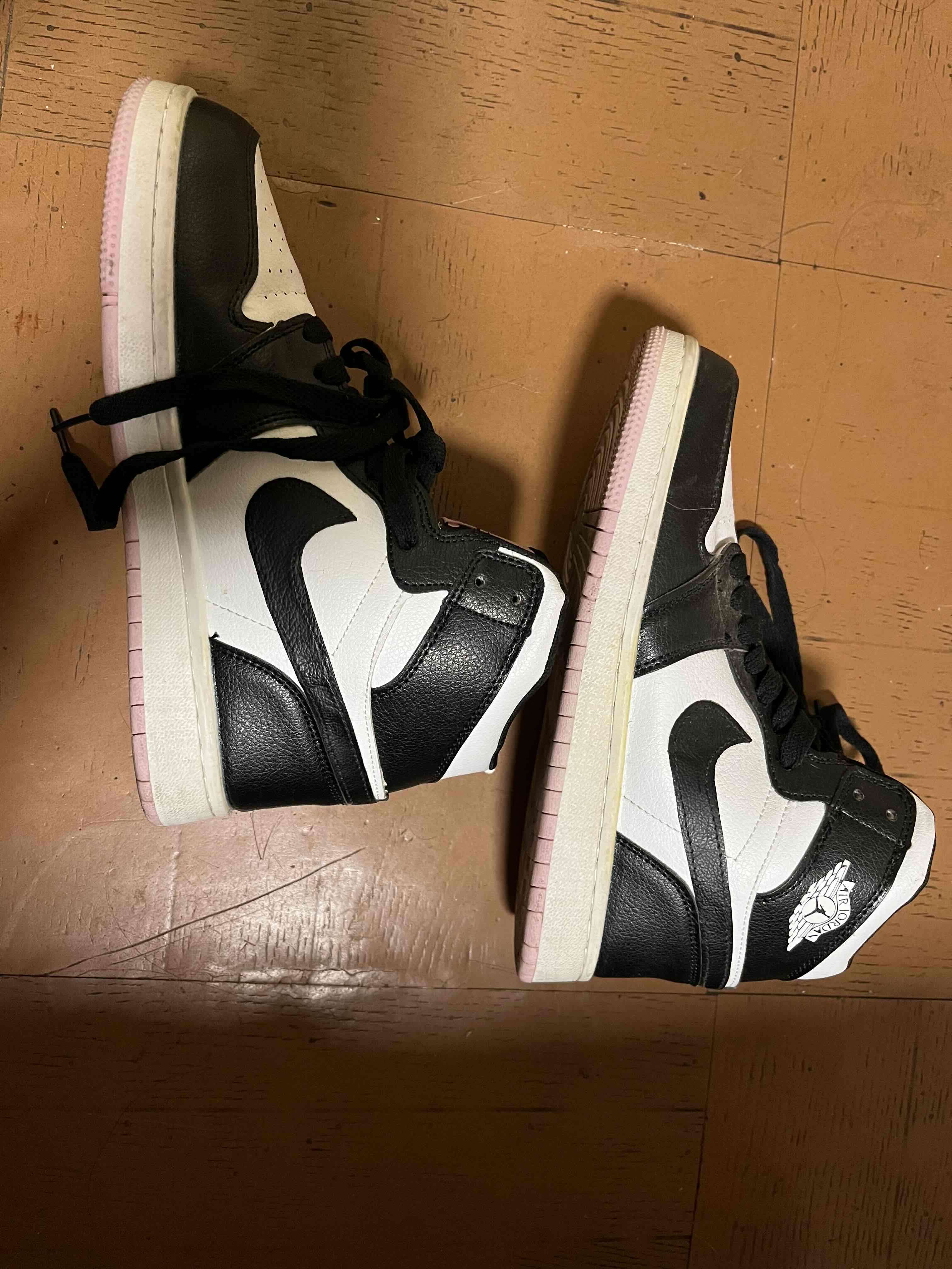 Zapatillas negras y blancas - miniatura 3