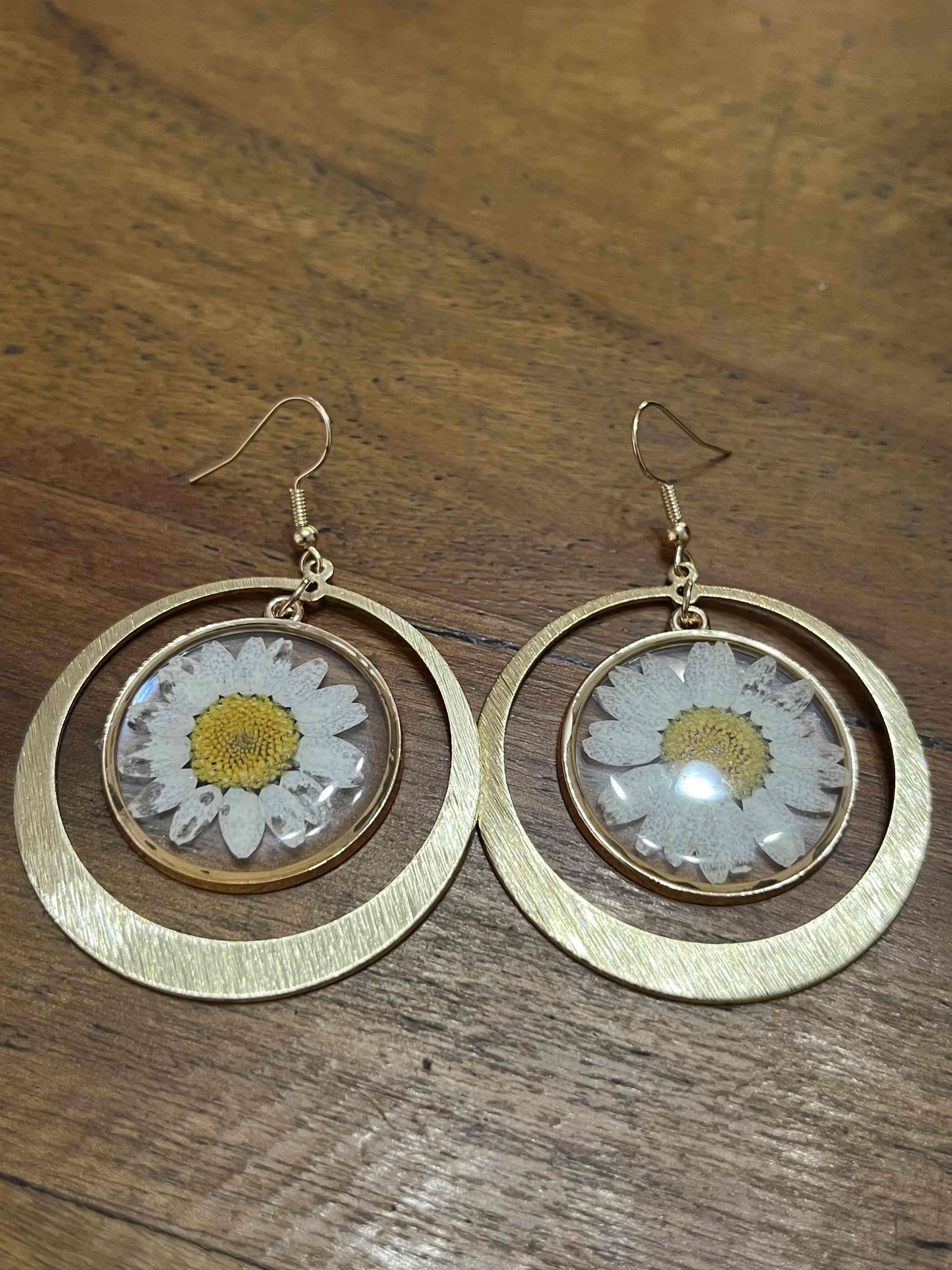 Aros dorados con flores