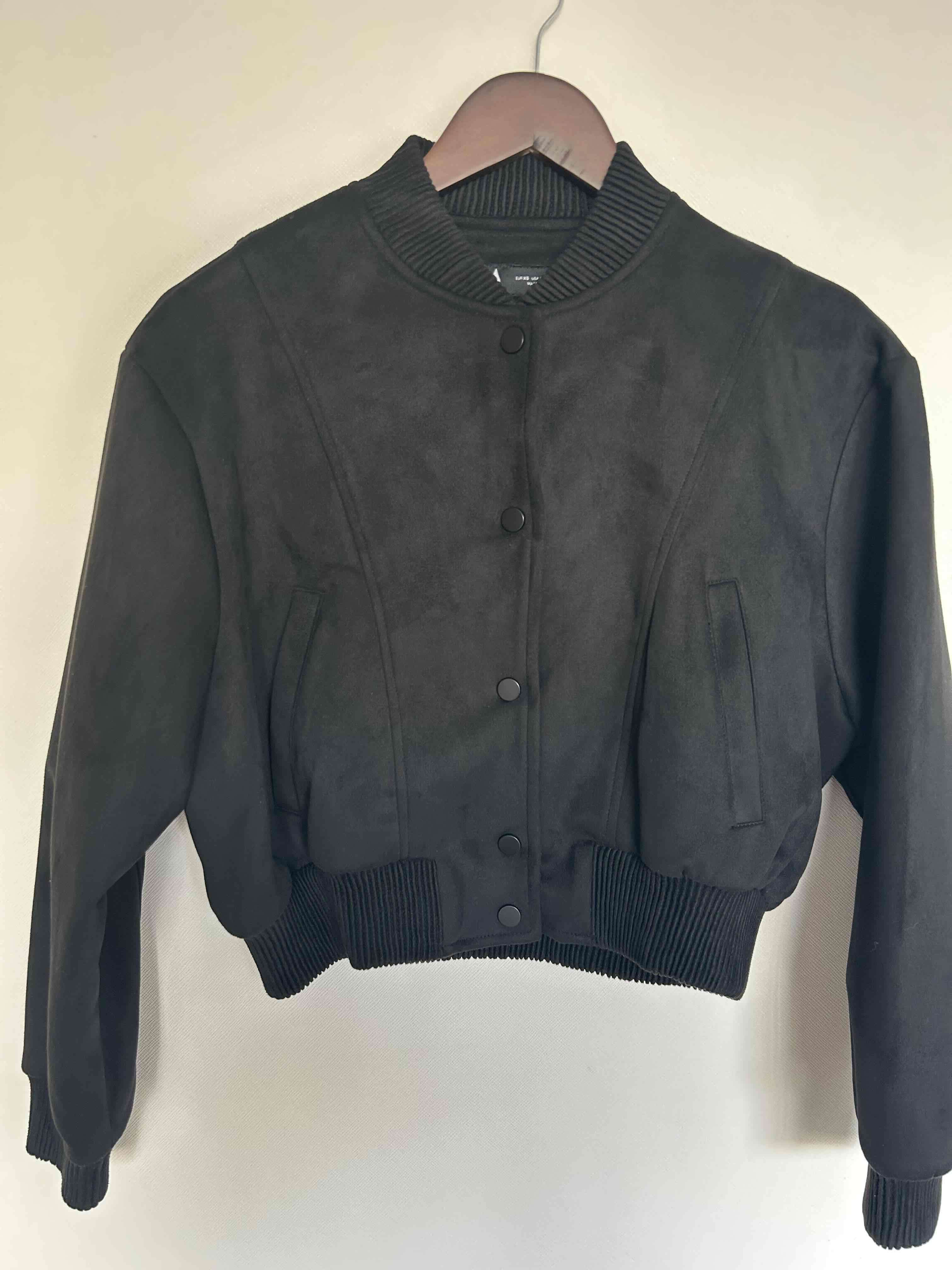Chaqueta bomber negra elegante