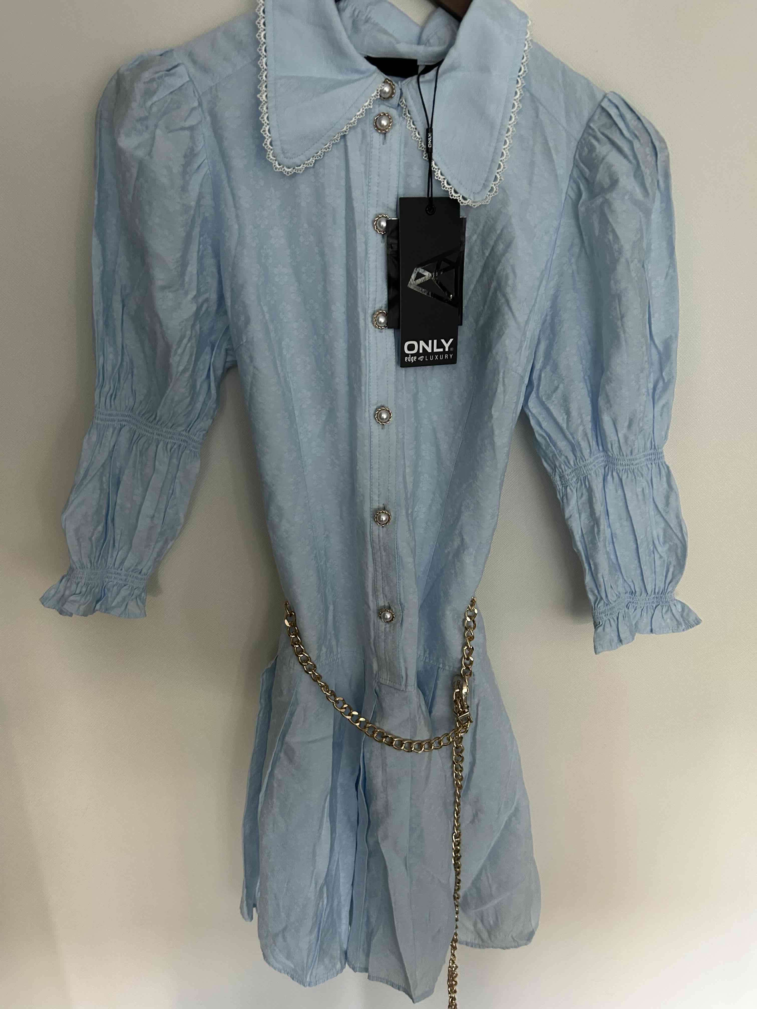 Vestido celeste con encaje