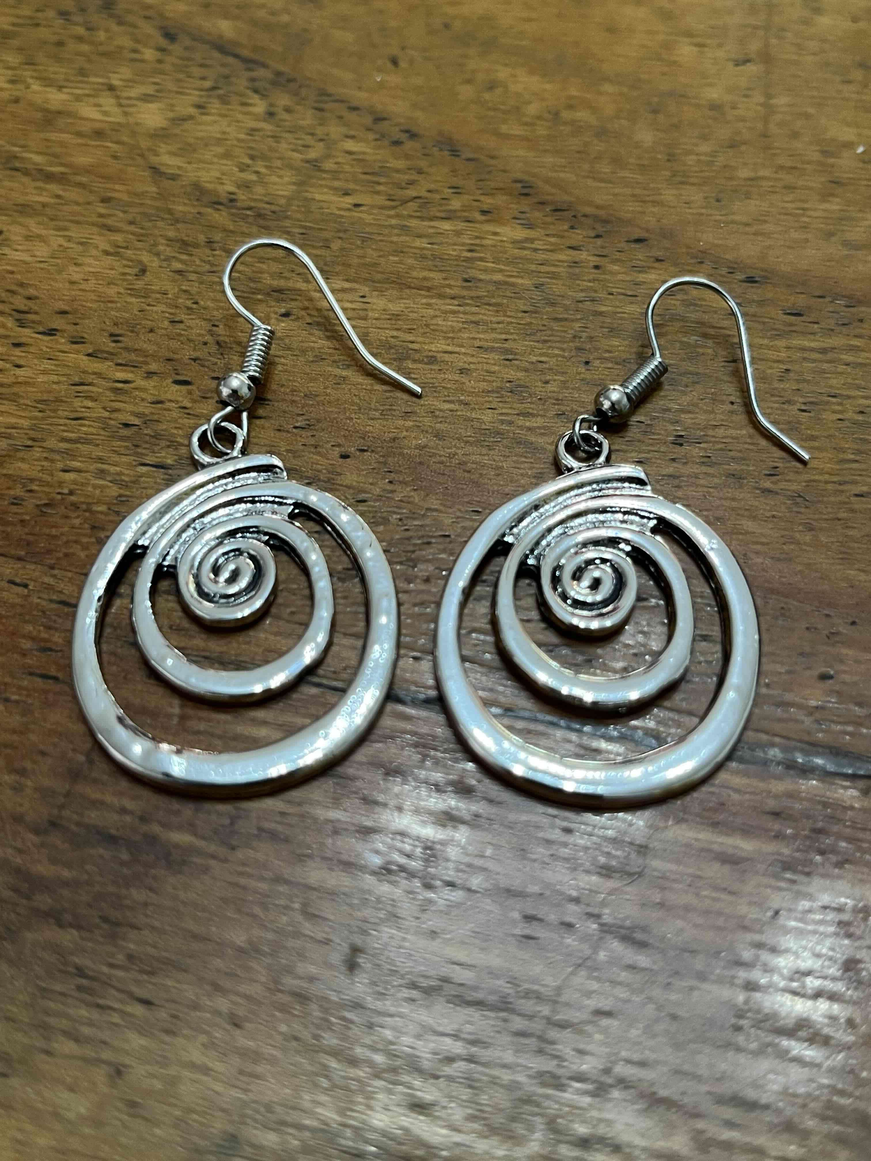Aros de espiral plateados