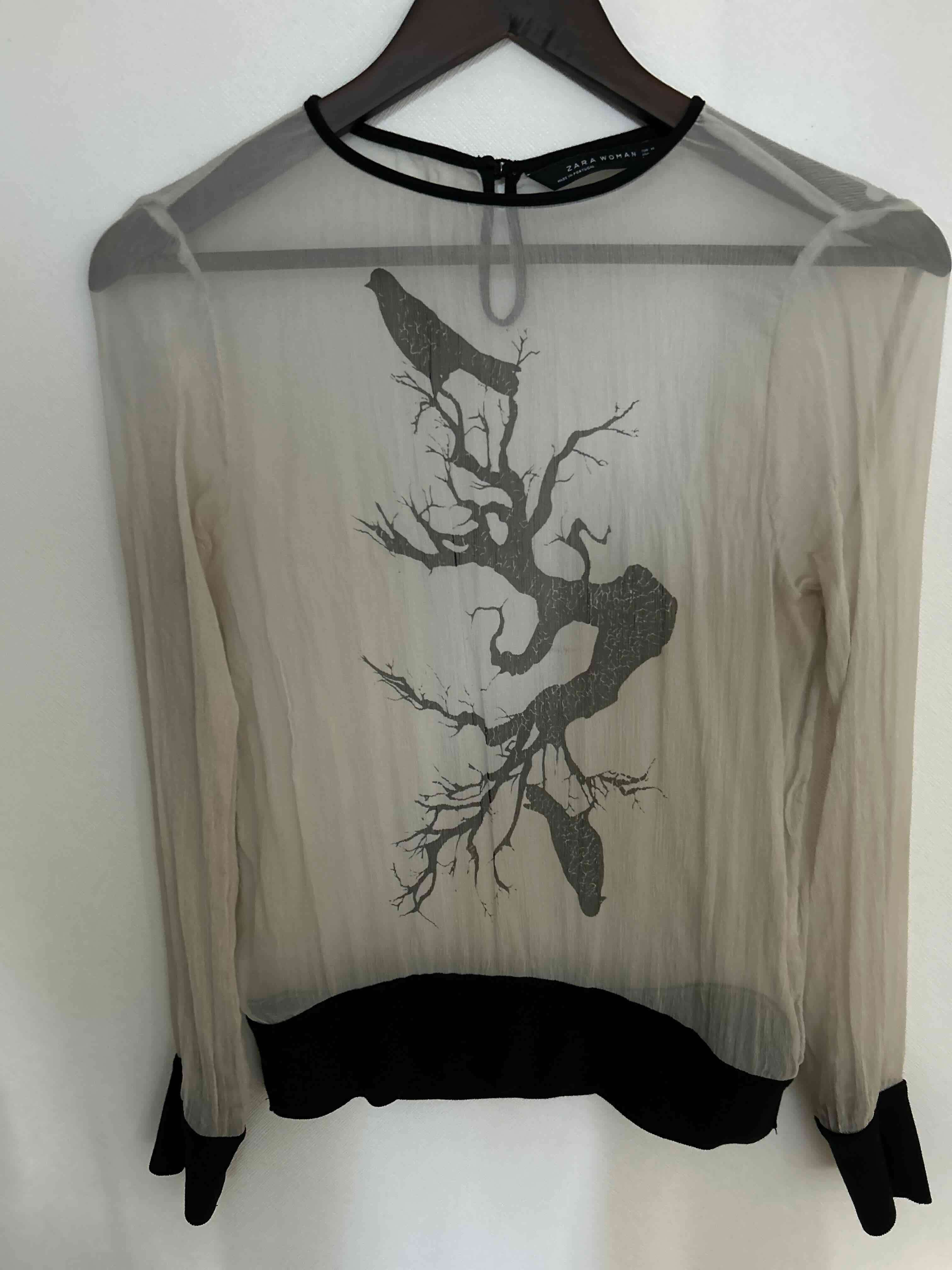 Blusa semitransparente con diseño