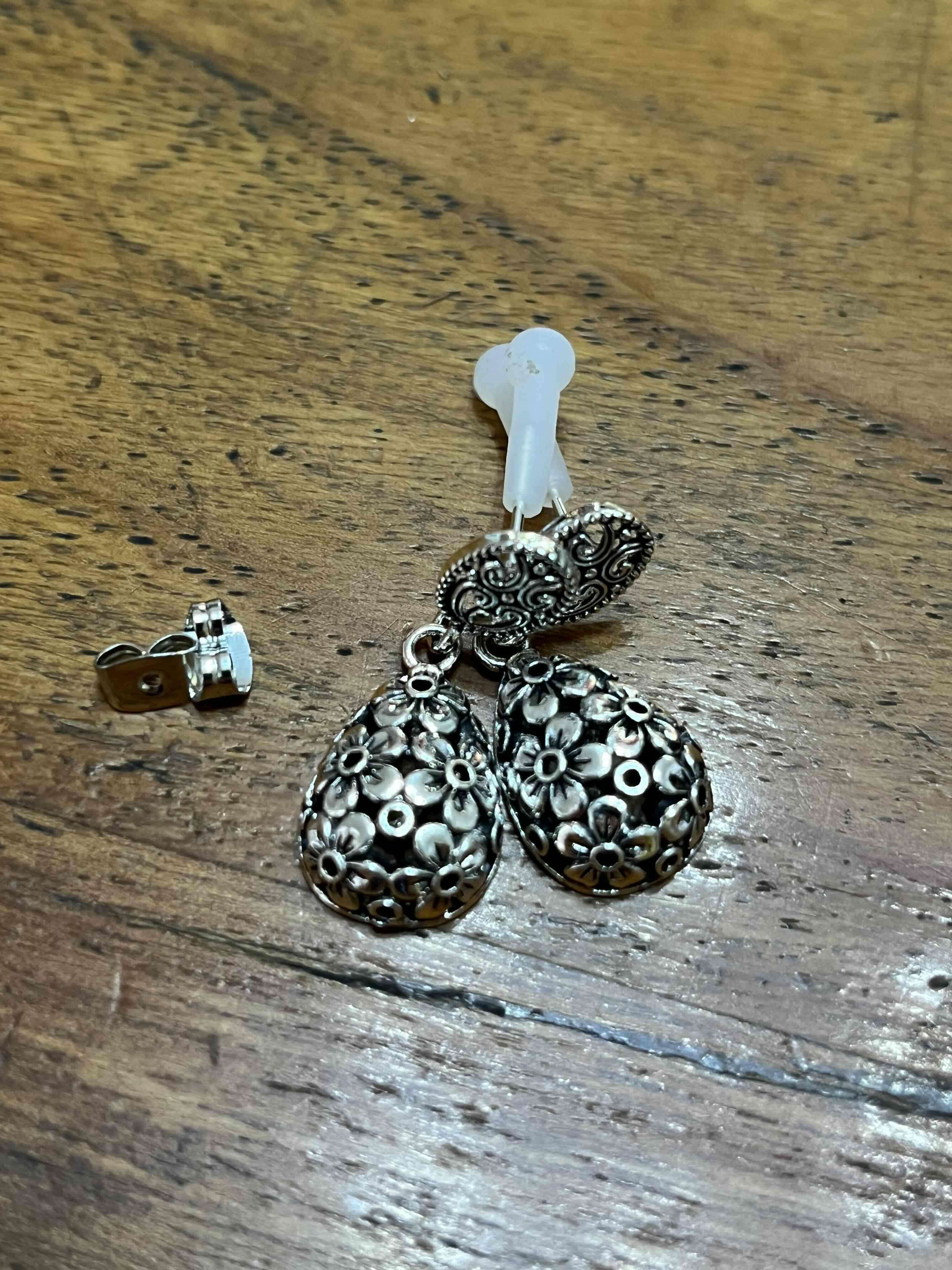 Aros colgantes de metal repujado