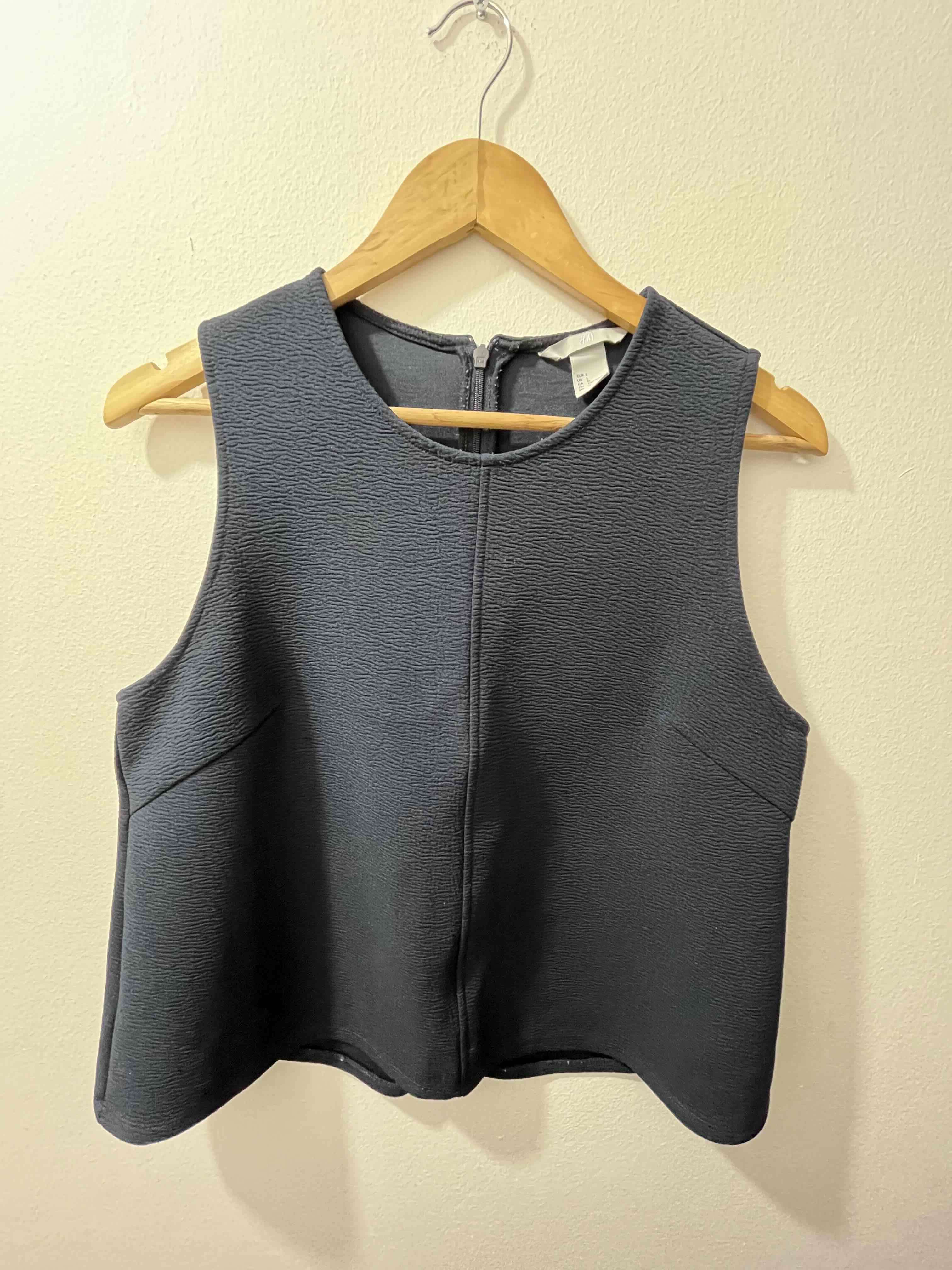 Top sin mangas azul marino