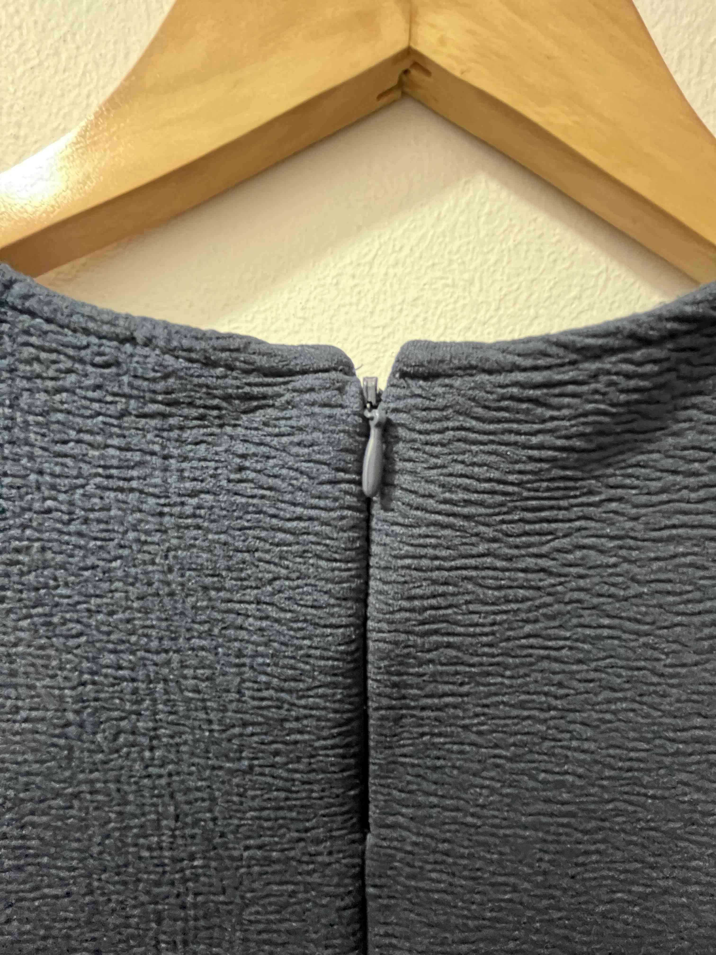 Top sin mangas azul marino - miniatura 4