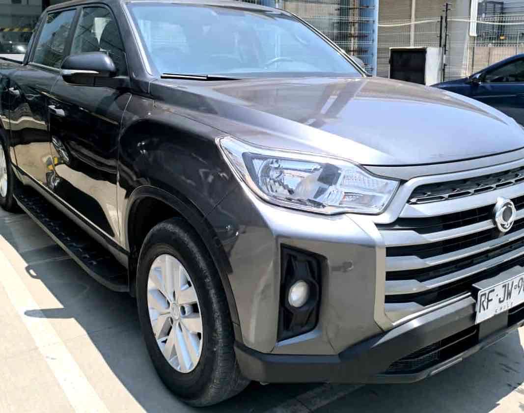 Camioneta gris reciente - miniatura 2