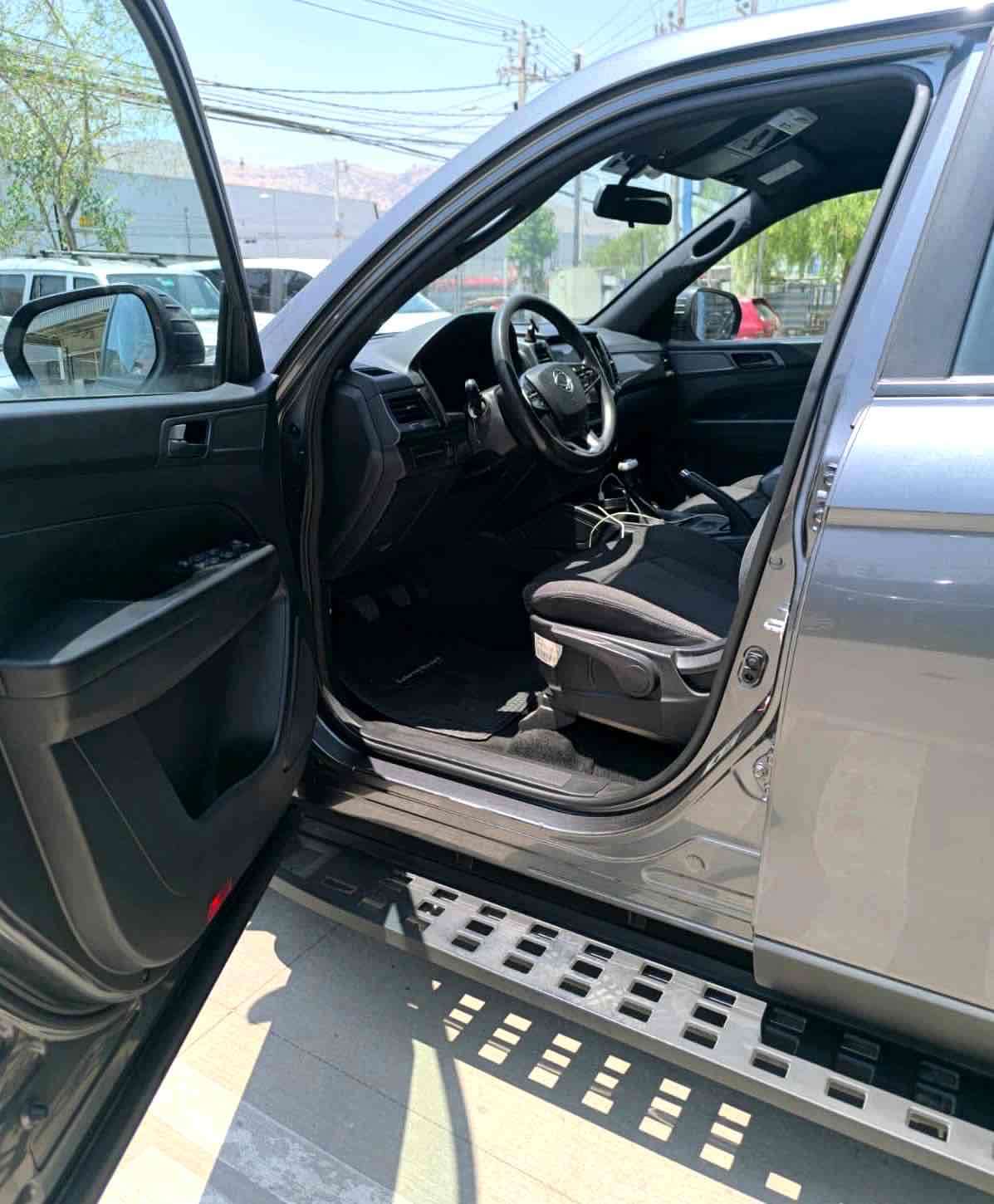 Camioneta gris reciente - miniatura 6