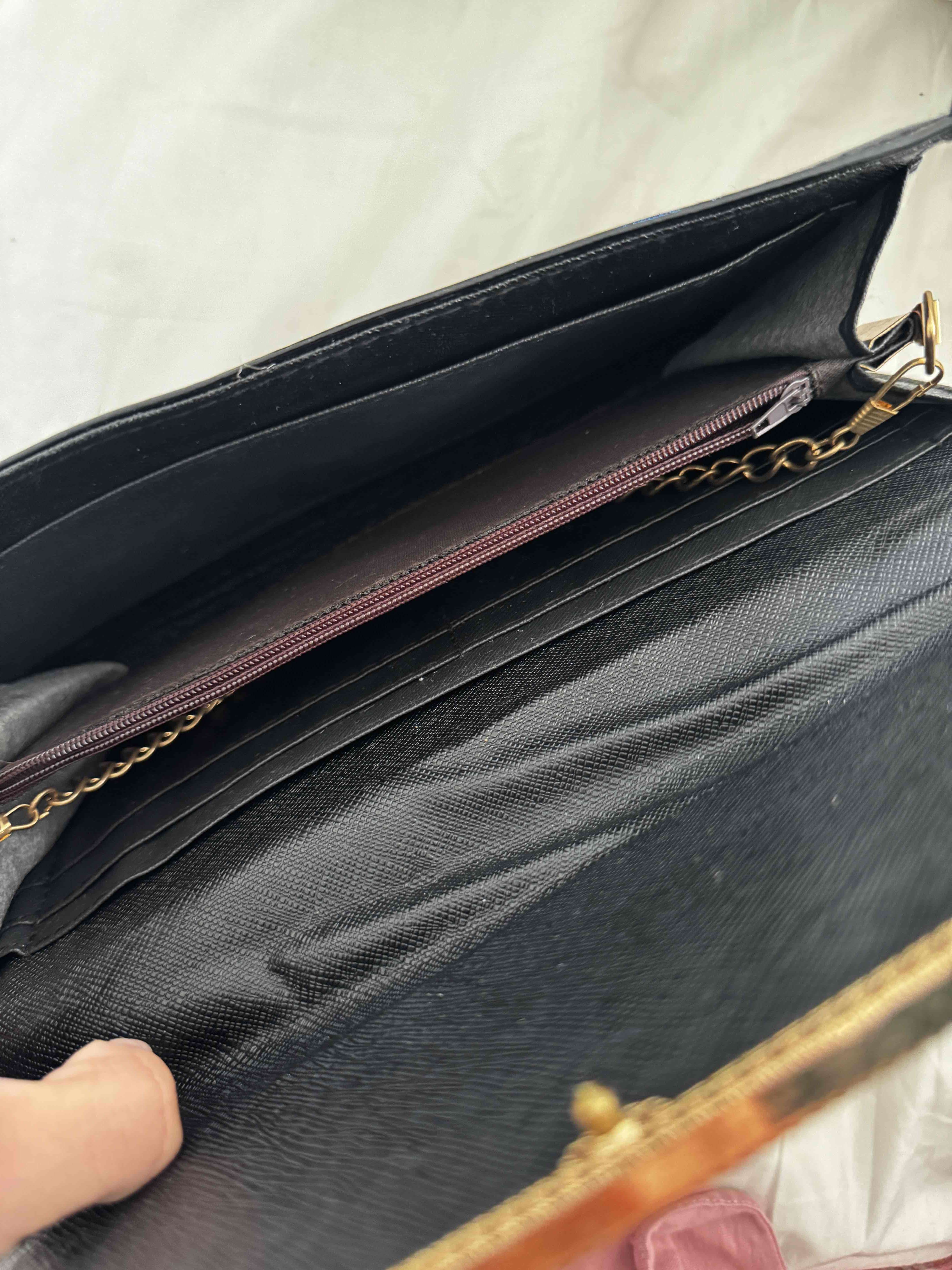 Cartera negra con detalles dorados - miniatura 2
