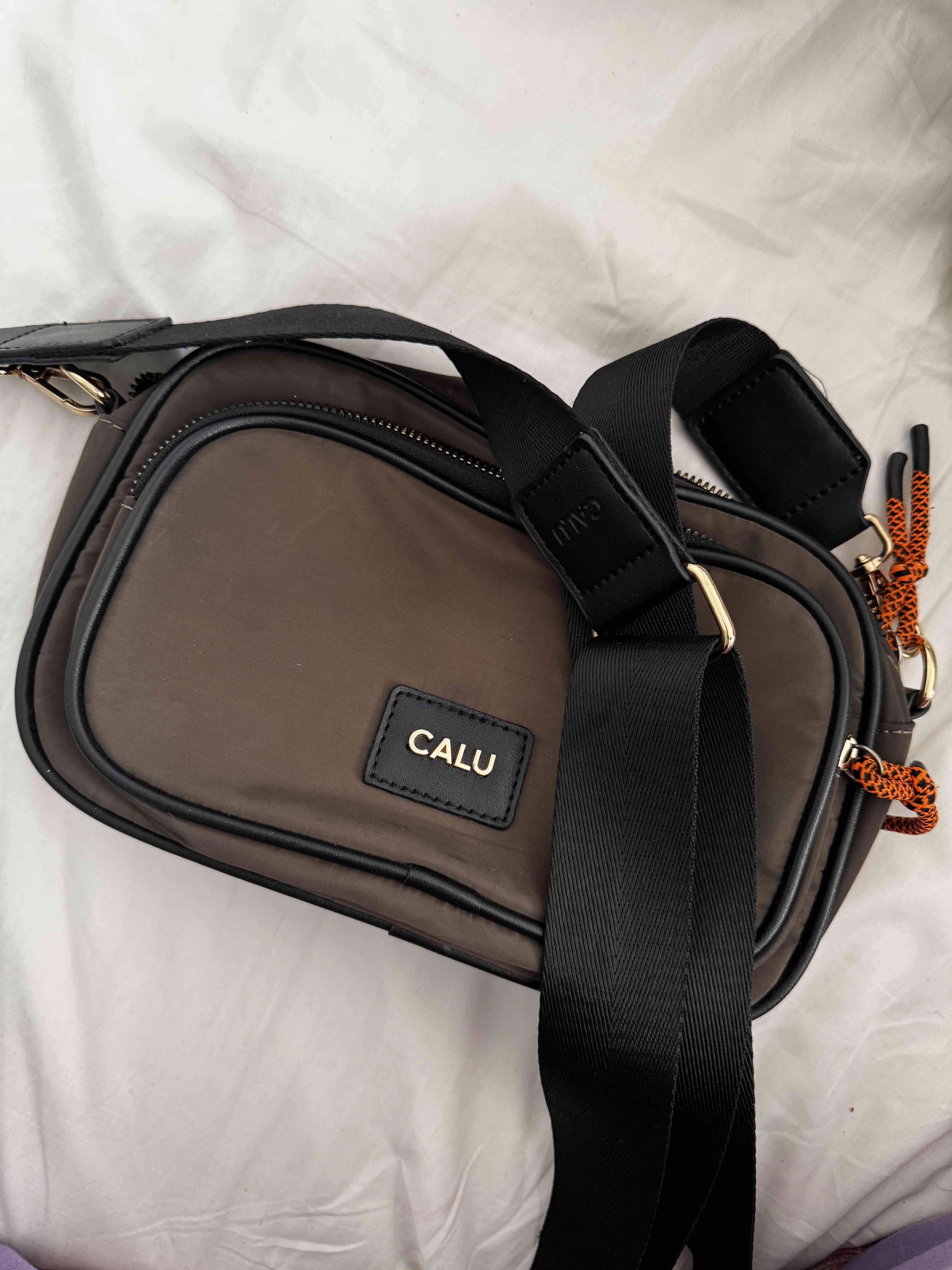 Bandolera Calu café elegante