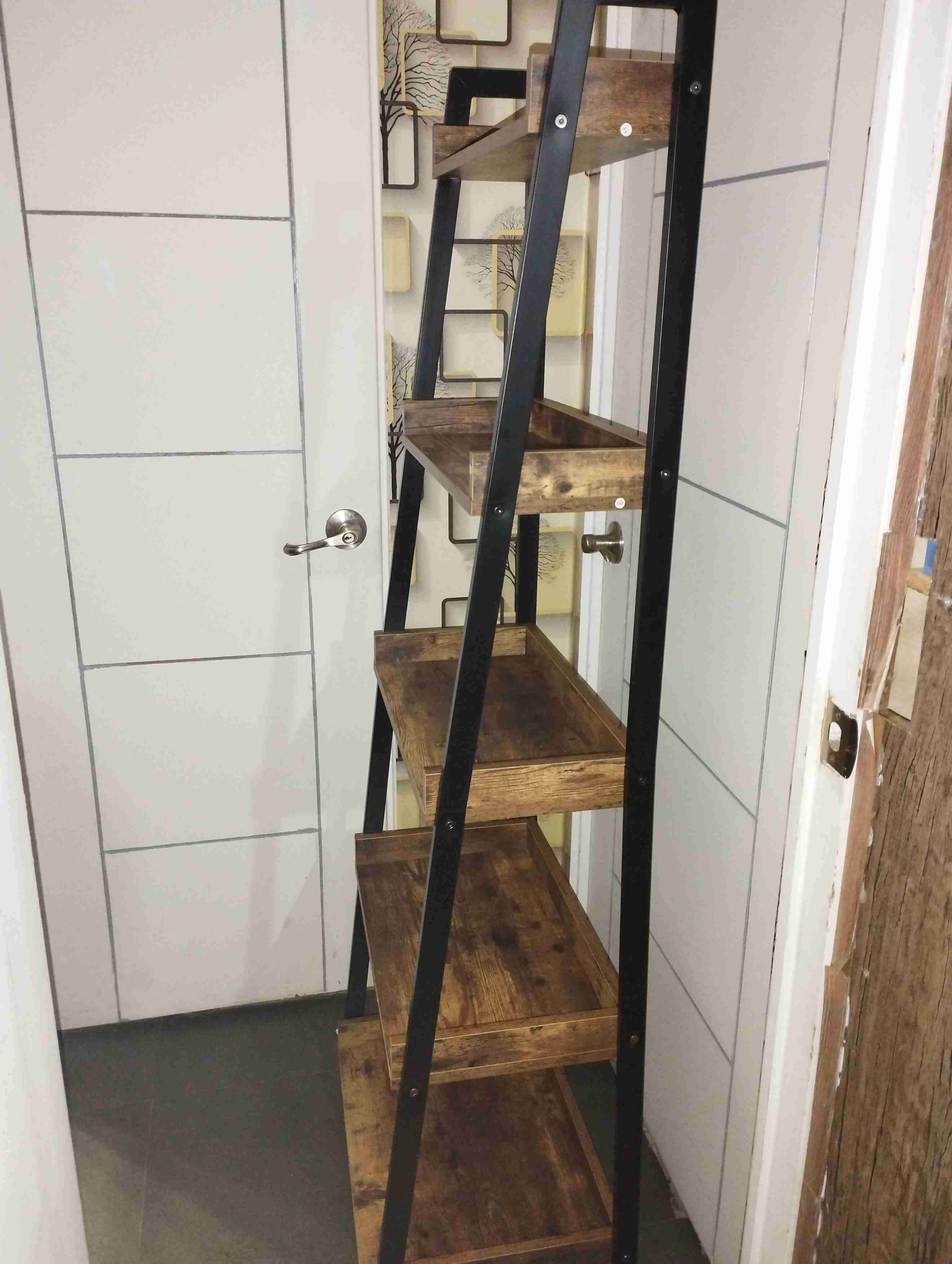 Estante escalera de madera y metal