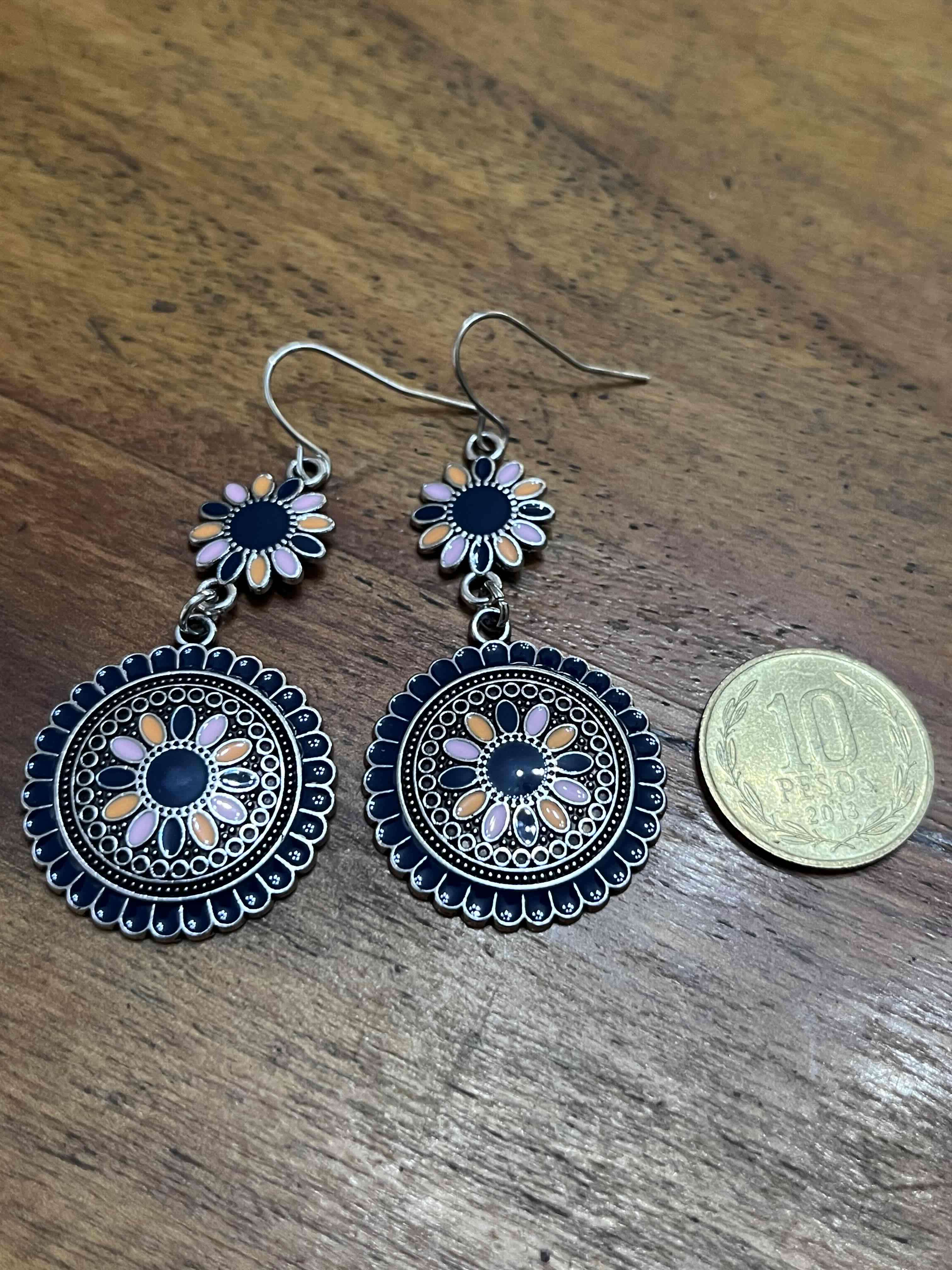 Aros colgantes florales metálicos