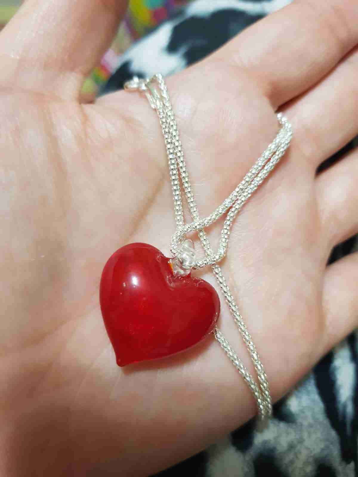 Cadena de plata con corazón rojo - miniatura 2