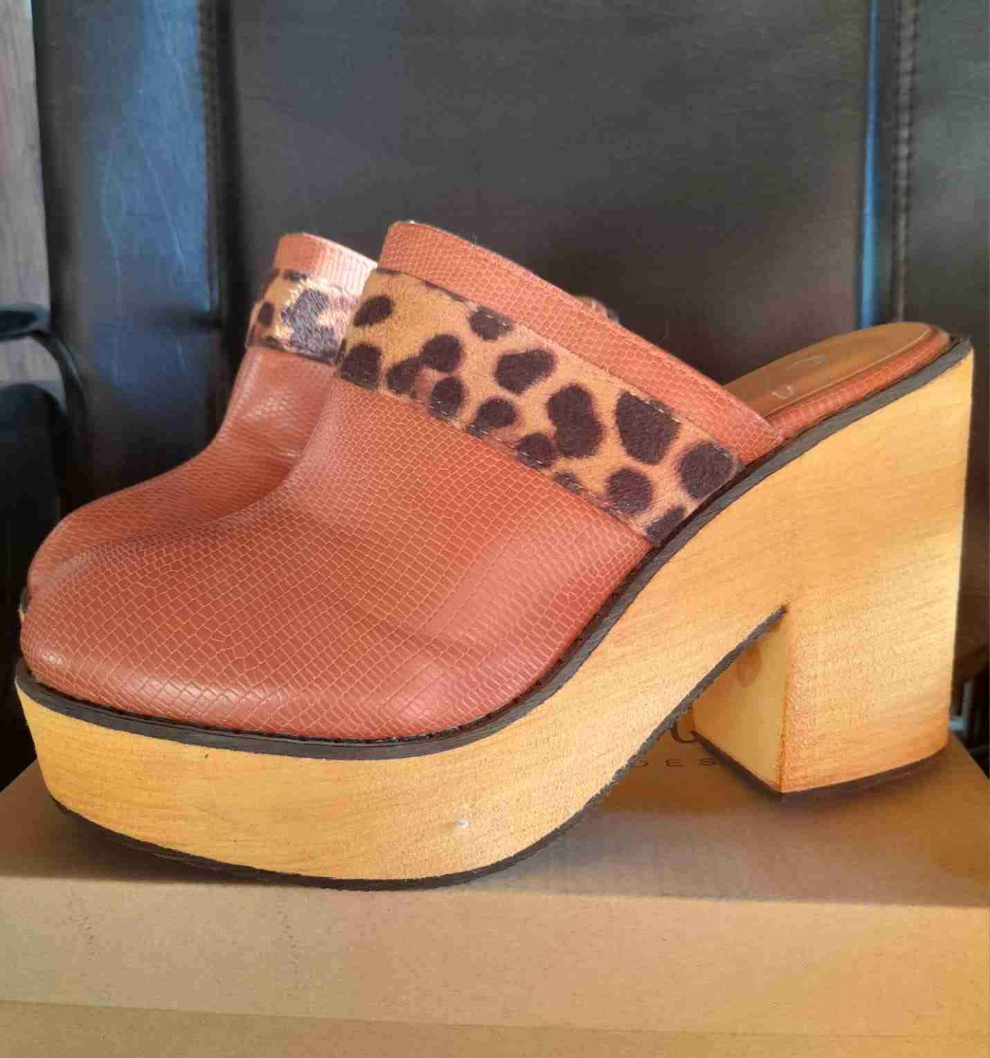 Zuecos de tacón alto con estampado