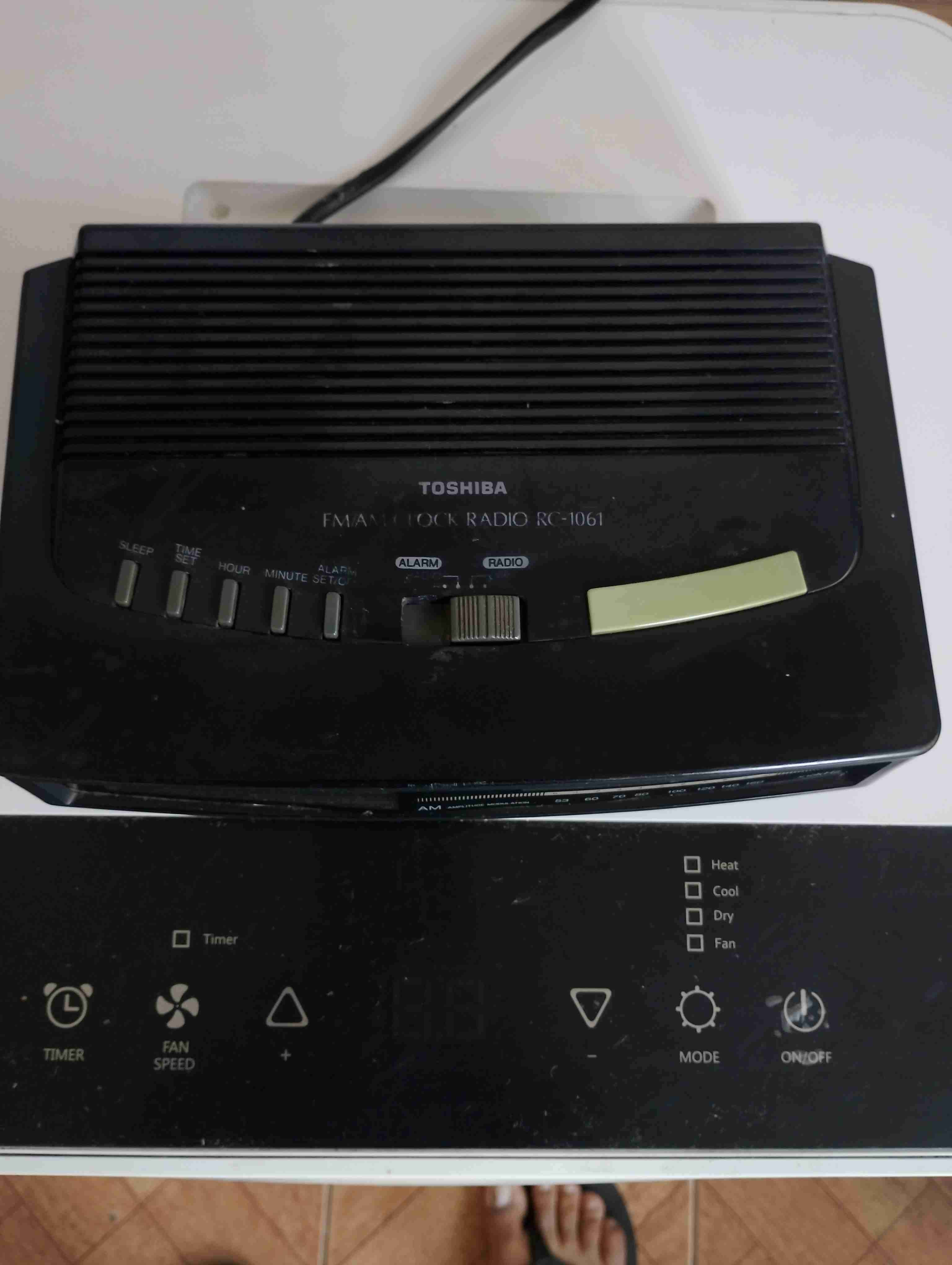 Radio reloj Toshiba vintage - miniatura 2