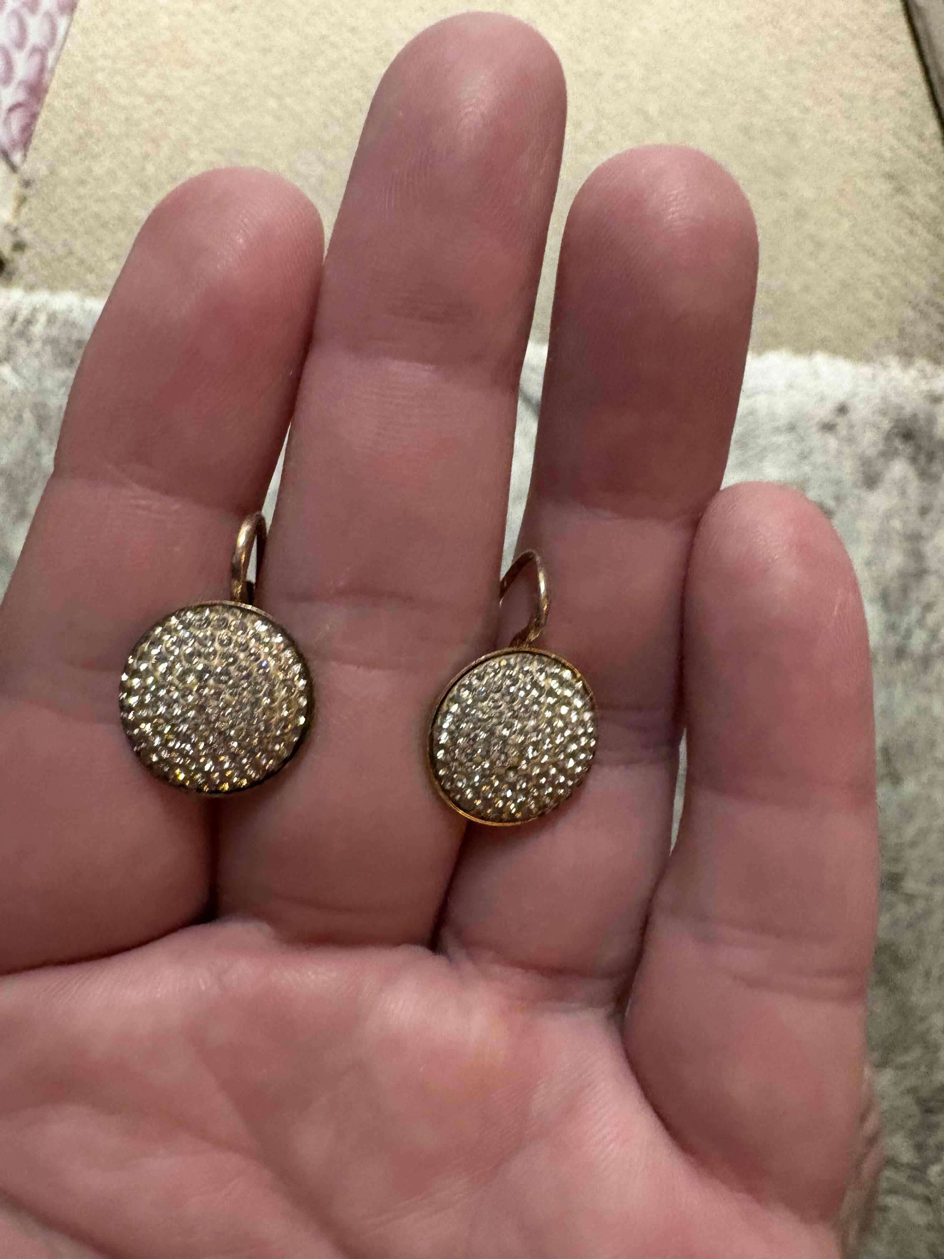 Aros dorados con brillantes