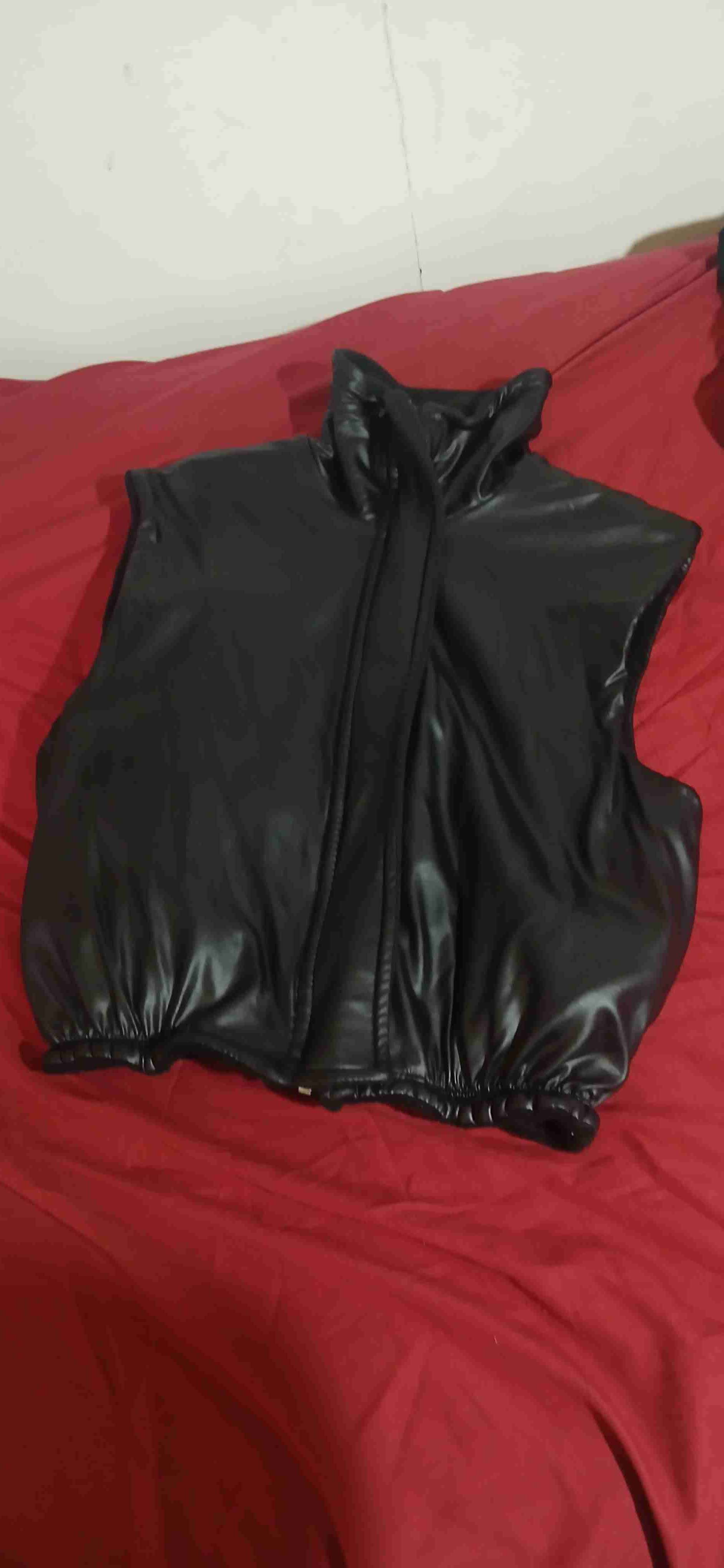 Chaleco negro sintético sin mangas