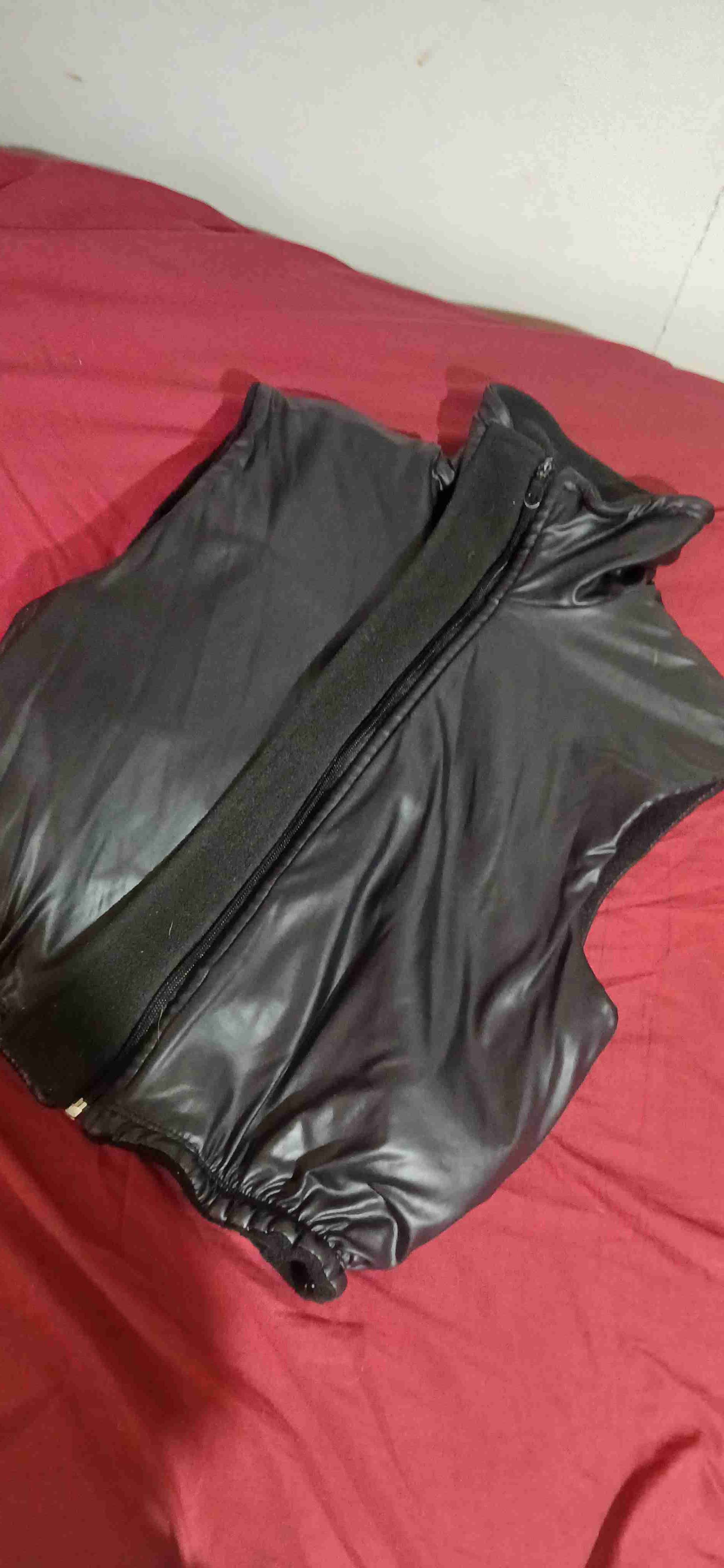 Chaleco negro sintético sin mangas - miniatura 2