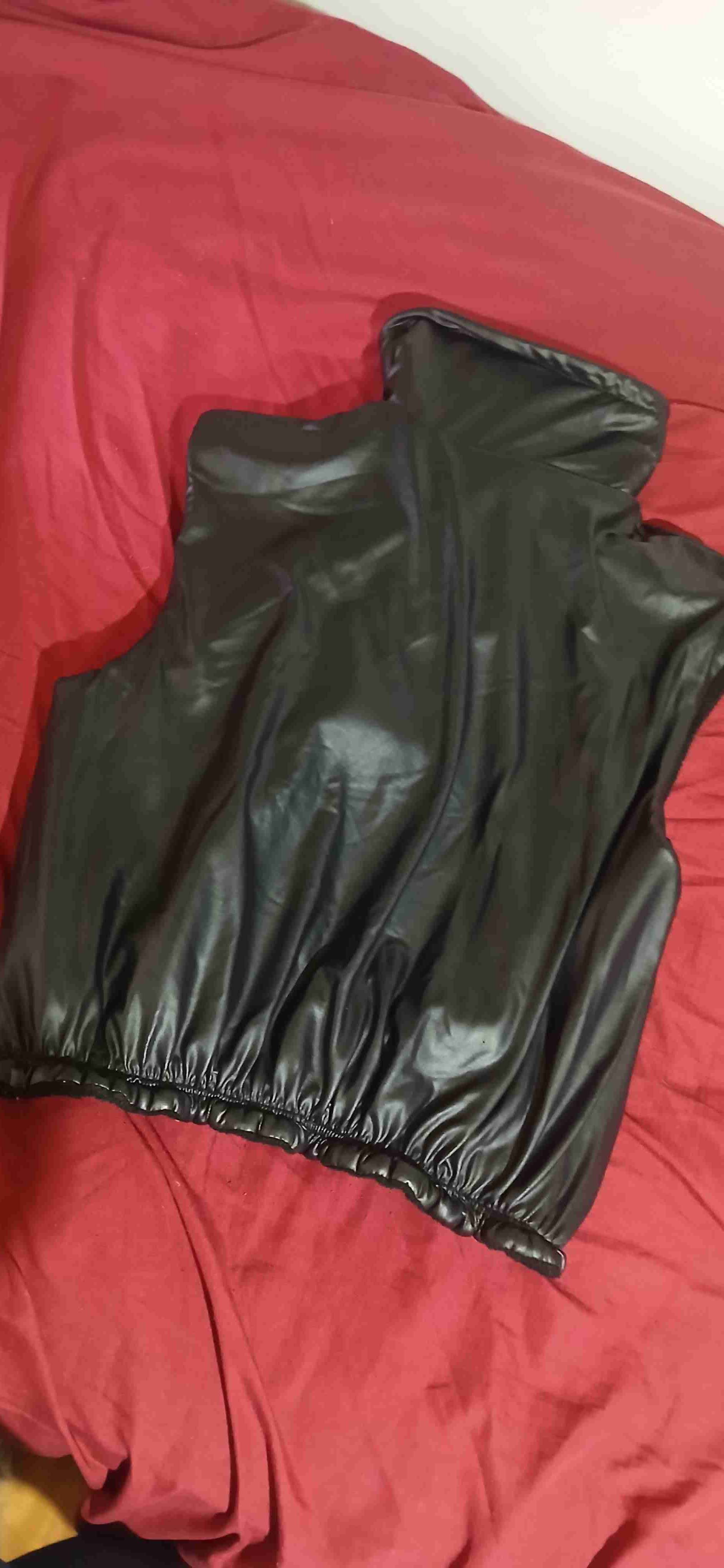 Chaleco negro sintético sin mangas - miniatura 4