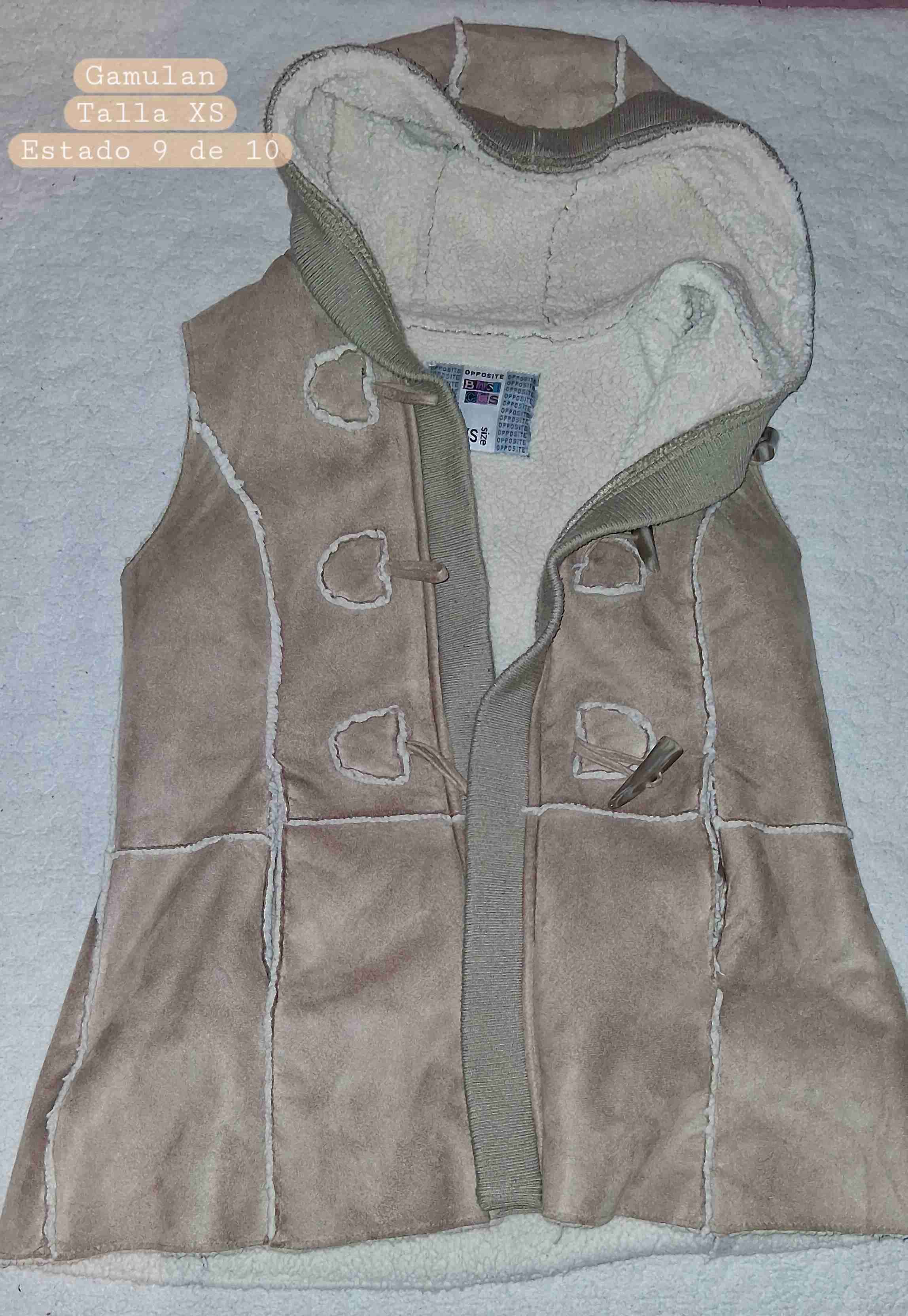 Gamulan de gamuza beige sin mangas