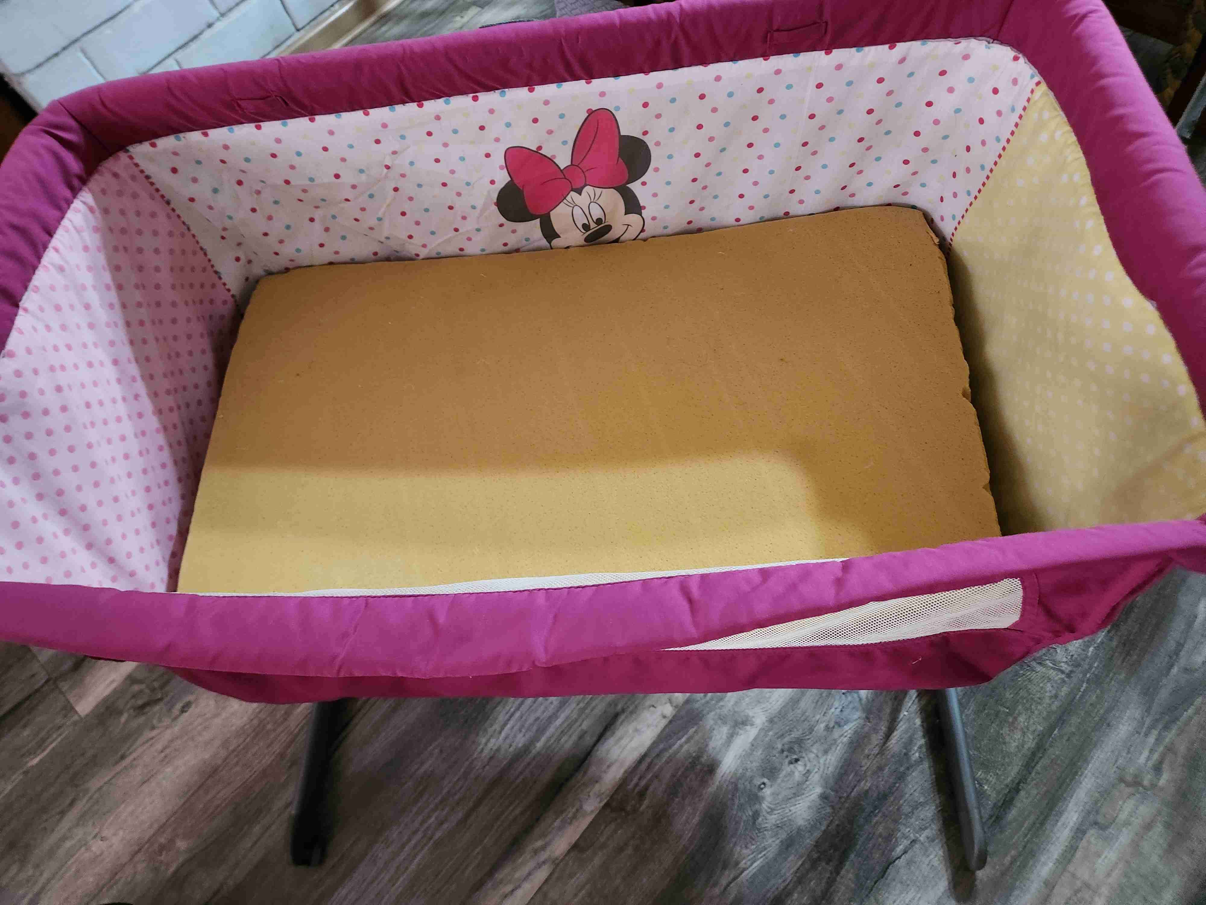 Cuna portátil Minnie Mouse rosada - miniatura 4